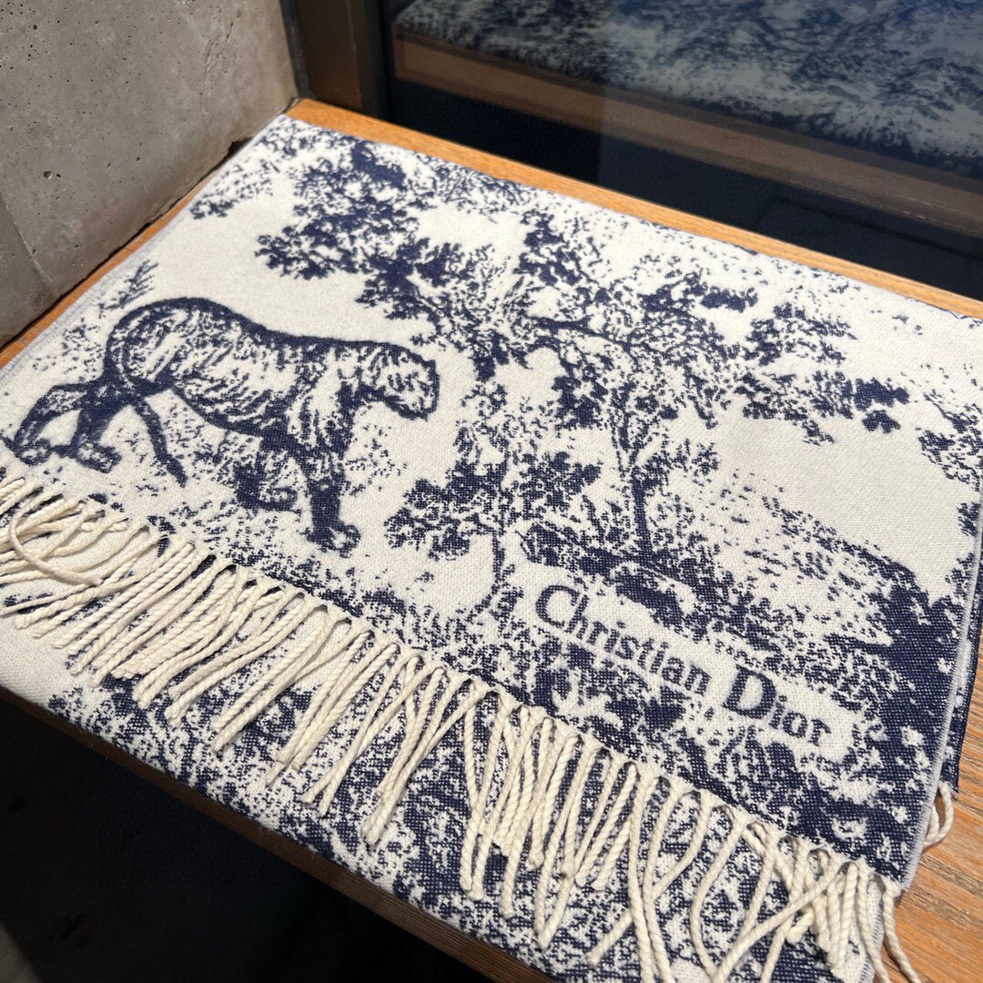 这款Sauvage 茹伊印花围巾全新演绎 Dior 经典图案。采用山羊绒和羊毛混纺面料精心制作，饰以流苏