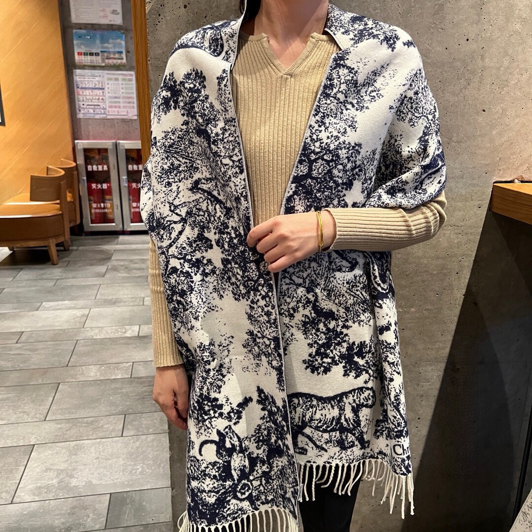 这款Sauvage 茹伊印花围巾全新演绎 Dior 经典图案。采用山羊绒和羊毛混纺面料精心制作，饰以流苏
