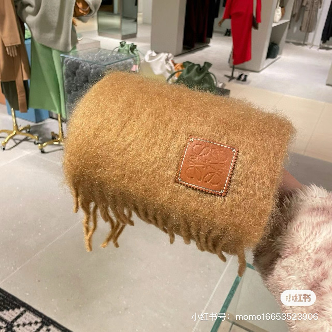 【▪❤️️Loewe超美新款马海毛围巾！超级推荐入手！】质感好货！罗意威主打的马海毛围巾~据说超难买哦！