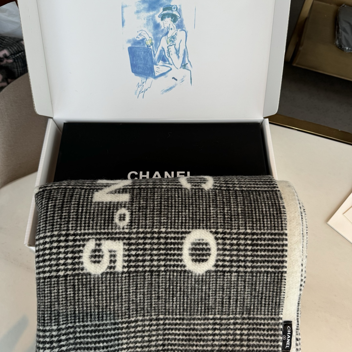 NO:602729,Highly recommended Zhang Yuxi’s same style CHA · Chanel’s new autumn and winter products ·  The Cashmere Light Shrink Scarf selects the best cashmere fiber, which is time-consuming and labor-intensive, and then soaked and washed in clear spring water, so that the cashmere fiber presents a unique fluffy texture. It feels so delicate. It uses light shrinking technology to have a luxurious and soft surface gloss. The hand is full of fine velvet. Big H has always been synonymous with excellence. This price is absolutely 100% affordable, and it is a good gift to keep for yourself!  Absolutely good size 65*180cm cashmere high version scarf, high version scarf, chanel19860909重磅推荐张予曦同款CHA · 香奈儿秋冬新品 · 羊绒轻缩围巾臻选上乘的山羊绒纤维,耗时耗力,再以清泉水浸泡涤荡,使羊绒纤维呈现出独特的蓬松质感,手感才如此细腻,采用轻缩绒工艺,才有奢华柔和的表面光泽手感满满地都是细腻的绒毛大H一直是精益求精的代名词,这个价格绝对百分之百的实惠送礼自留都不错！绝对好货size65*180cm羊绒高版本围巾,高版本围巾,chanel,scarf