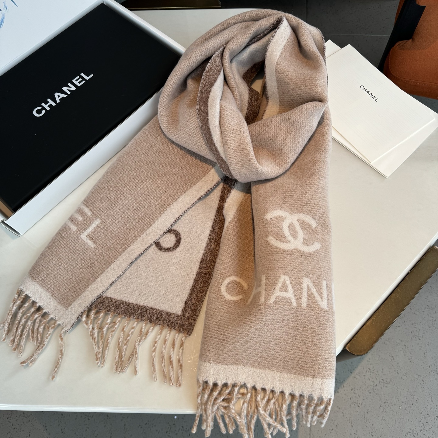 小香专柜最新款💨火爆来袭💥🎊顶级双层色织工艺。此工艺只有纯正代工厂才有的工艺‼️专柜原版紫外线加热感应双