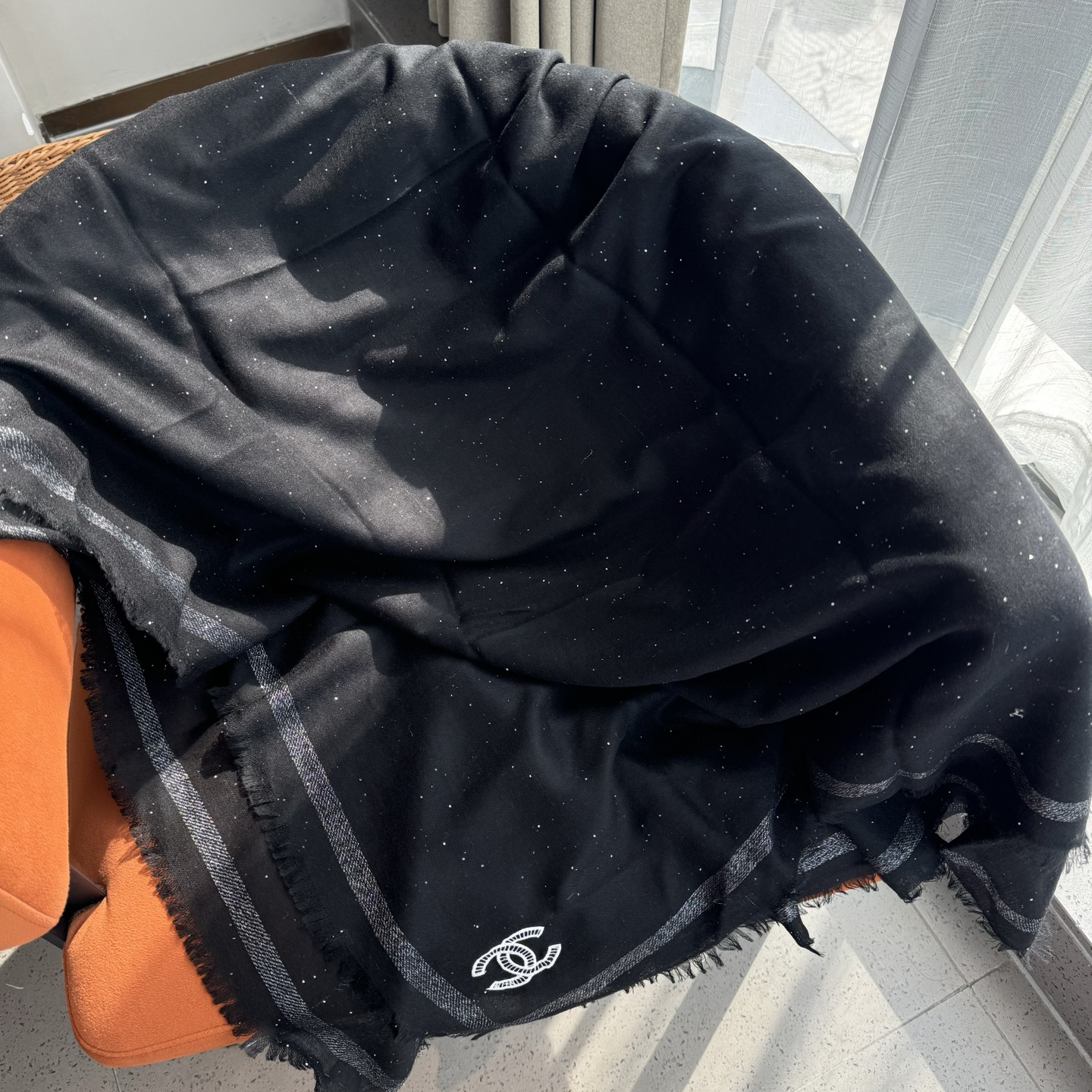 香奈儿年度匠品巨作，小香家璨若酱河，必须收的款，相信大家一直也都有看过这款围巾，因为这个订单工艺超级复杂