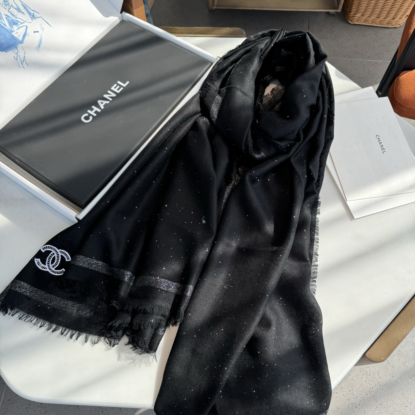 香奈儿年度匠品巨作，小香家璨若酱河，必须收的款，相信大家一直也都有看过这款围巾，因为这个订单工艺超级复杂