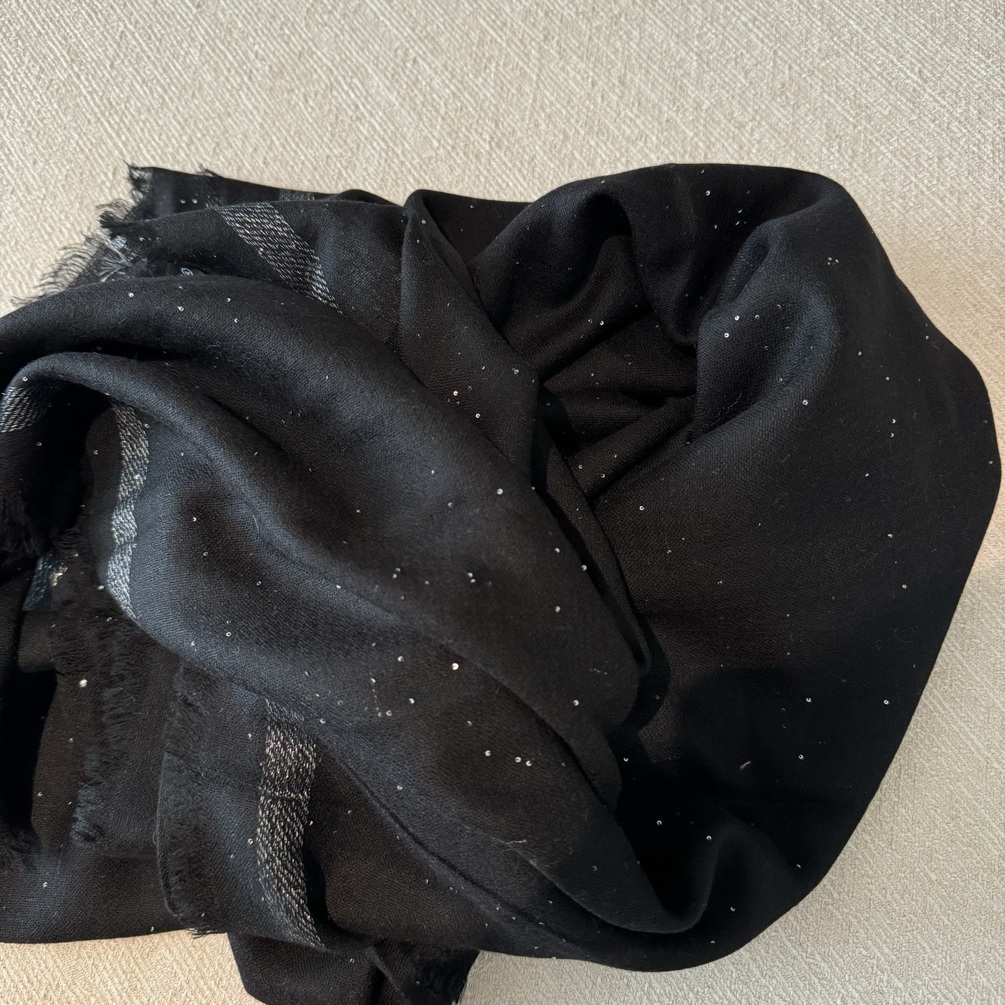 香奈儿年度匠品巨作，小香家璨若酱河，必须收的款，相信大家一直也都有看过这款围巾，因为这个订单工艺超级复杂