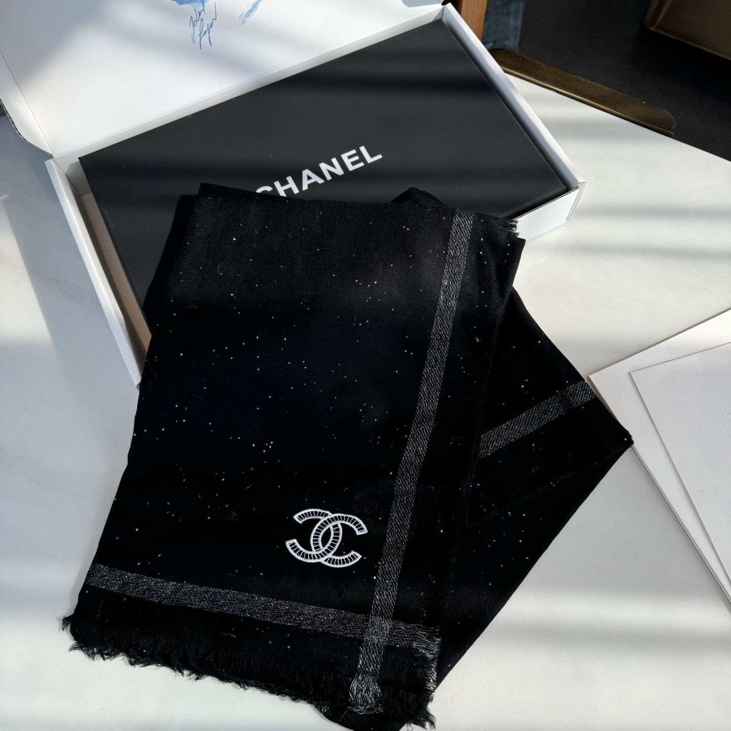 香奈儿年度匠品巨作，小香家璨若酱河，必须收的款，相信大家一直也都有看过这款围巾，因为这个订单工艺超级复杂