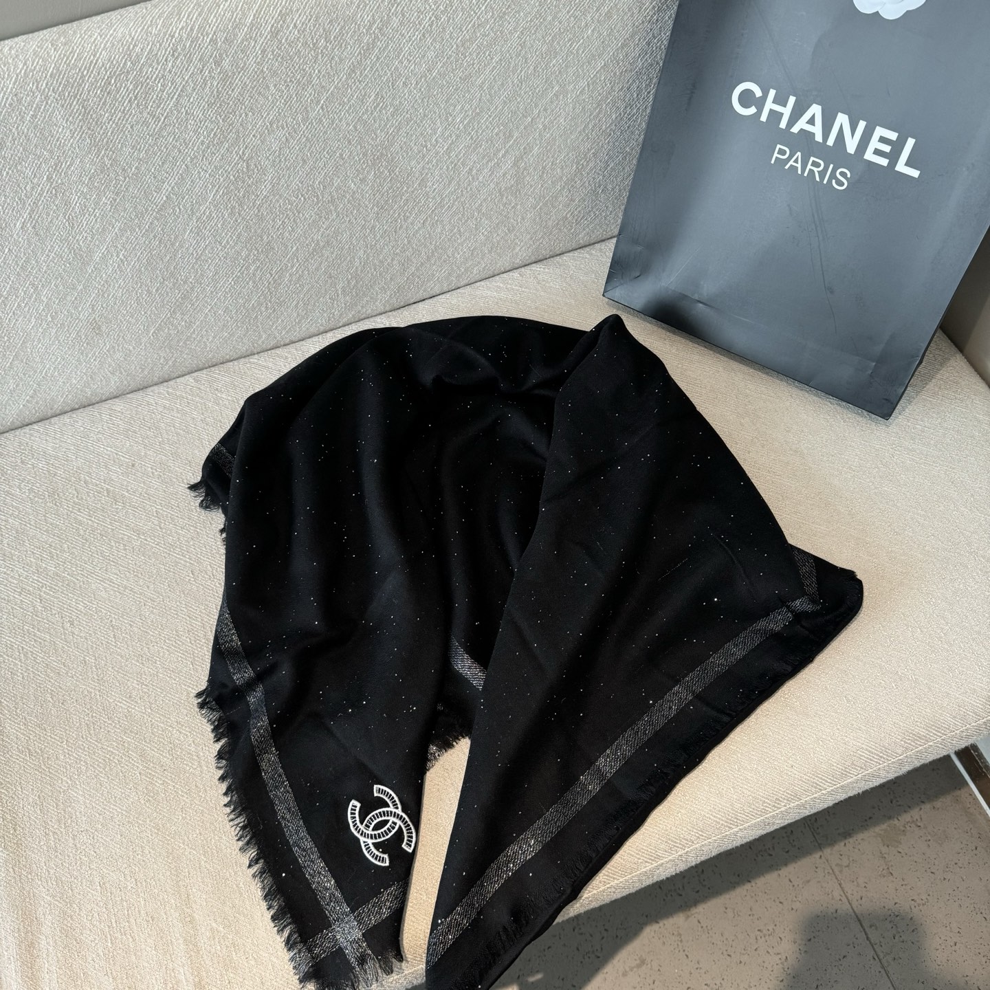 香奈儿年度匠品巨作，小香家璨若酱河，必须收的款，相信大家一直也都有看过这款围巾，因为这个订单工艺超级复杂