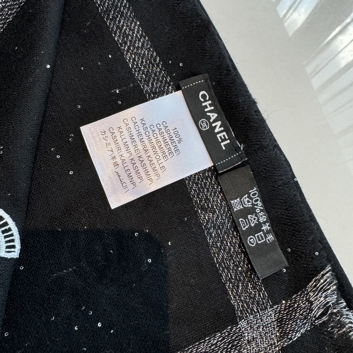 香奈儿年度匠品巨作，小香家璨若酱河，必须收的款，相信大家一直也都有看过这款围巾，因为这个订单工艺超级复杂