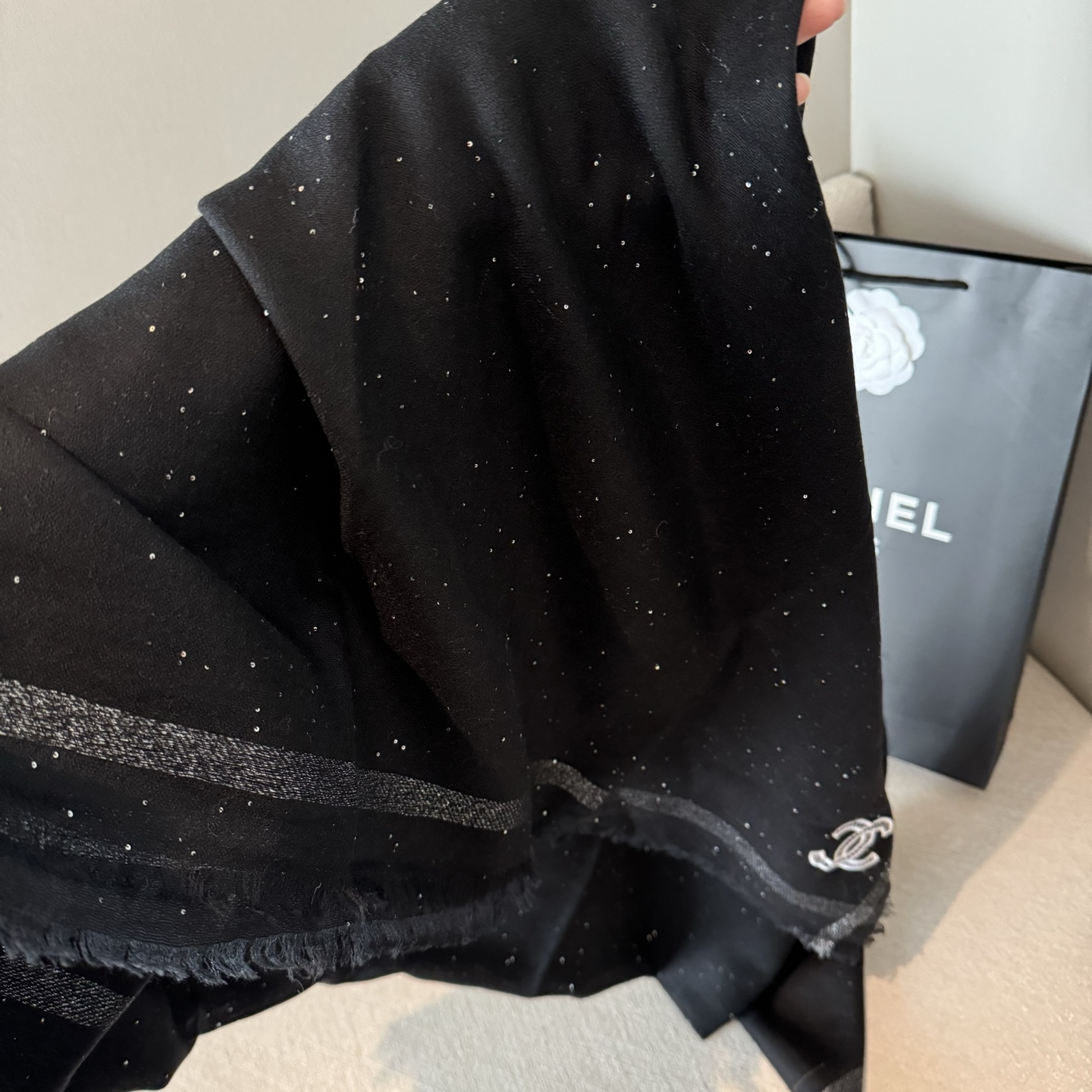 香奈儿年度匠品巨作，小香家璨若酱河，必须收的款，相信大家一直也都有看过这款围巾，因为这个订单工艺超级复杂