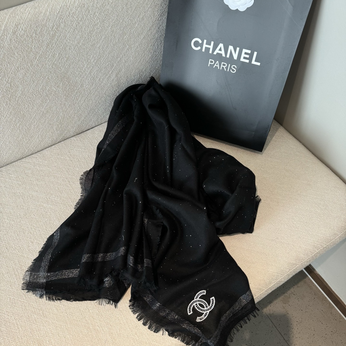 香奈儿年度匠品巨作，小香家璨若酱河，必须收的款，相信大家一直也都有看过这款围巾，因为这个订单工艺超级复杂