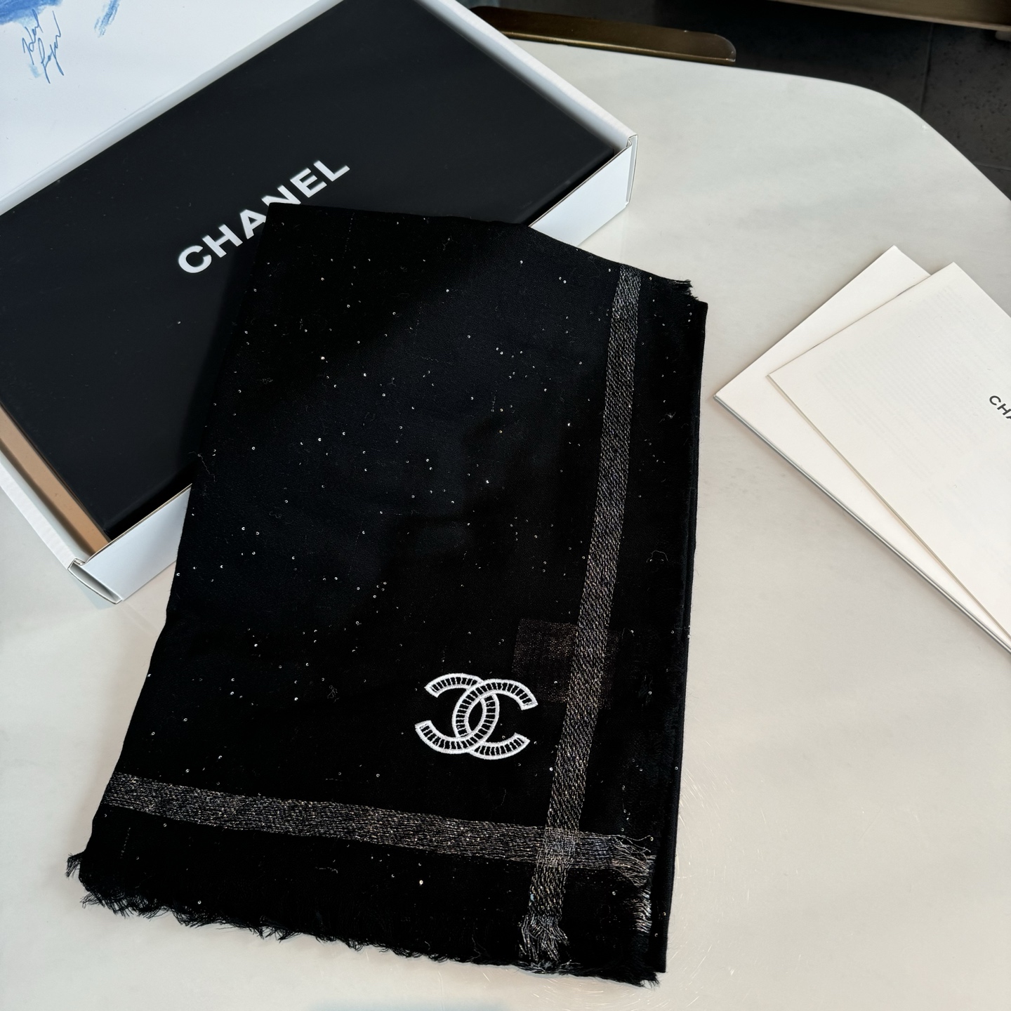 香奈儿年度匠品巨作，小香家璨若酱河，必须收的款，相信大家一直也都有看过这款围巾，因为这个订单工艺超级复杂