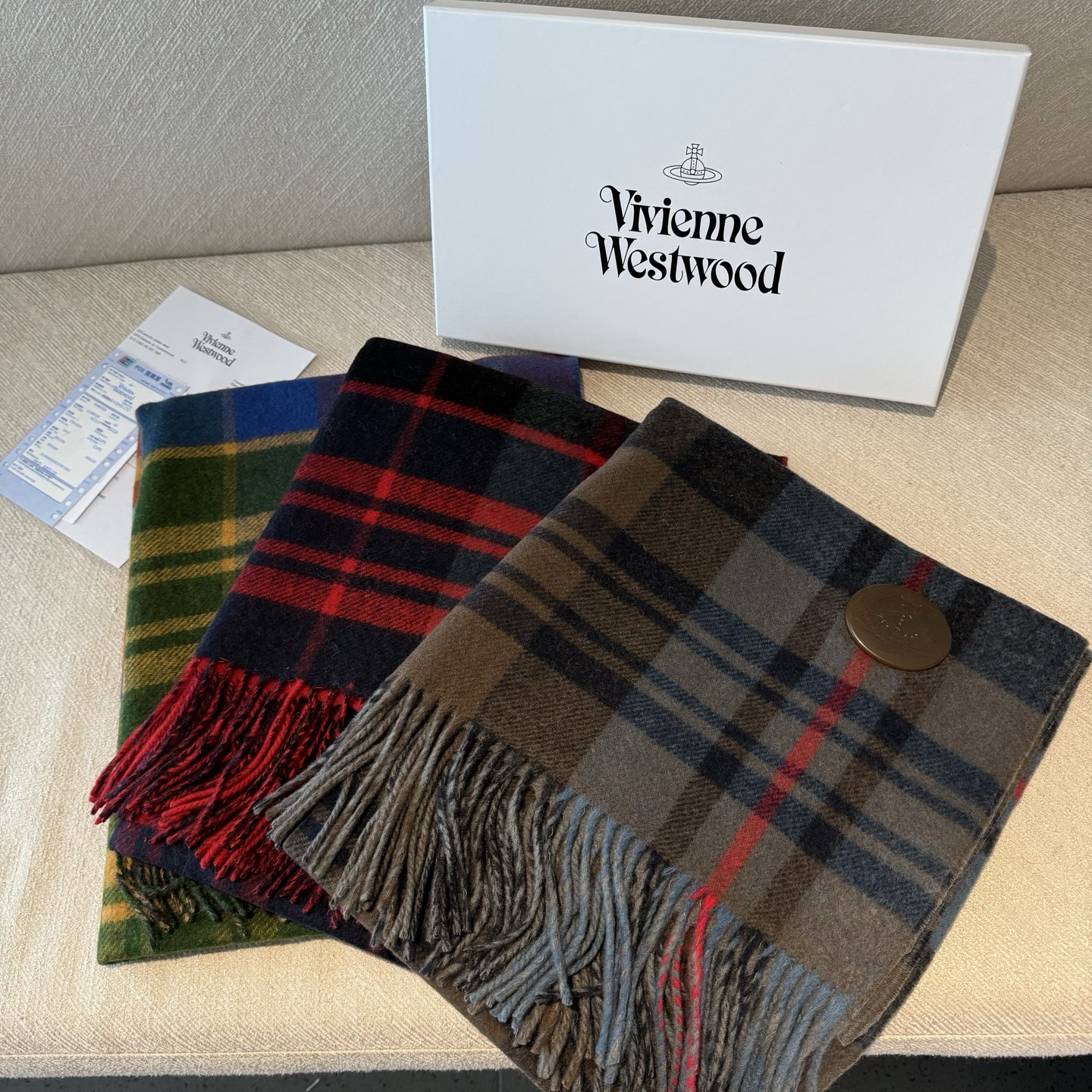 到货‼️ 𝐕𝐢𝐯𝐢𝐞𝐧𝐧𝐞 𝐖𝐞𝐬𝐭𝐰𝐨𝐨𝐝🪐✨经典格子土星🪐格子斗篷披肩 vivienne westw