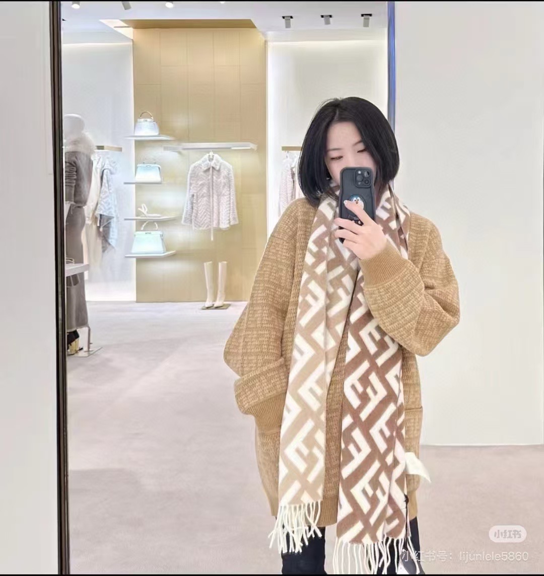 Fendi老花渐变双面羊绒围巾，柔软细腻的双面风格，FF经典提花渐变；柔软的羊绒材质。来自Stefano