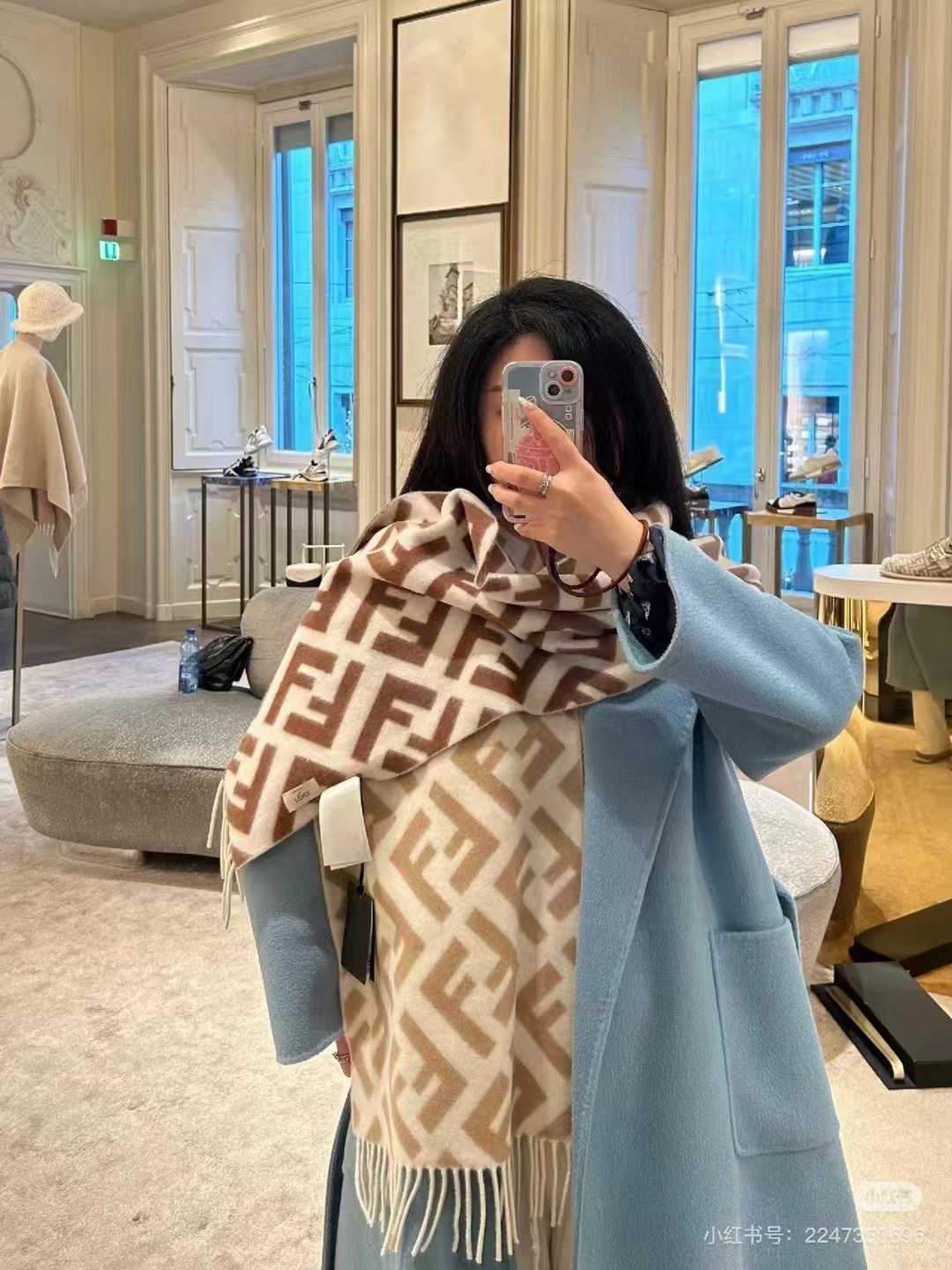 Fendi老花渐变双面羊绒围巾，柔软细腻的双面风格，FF经典提花渐变；柔软的羊绒材质。来自Stefano