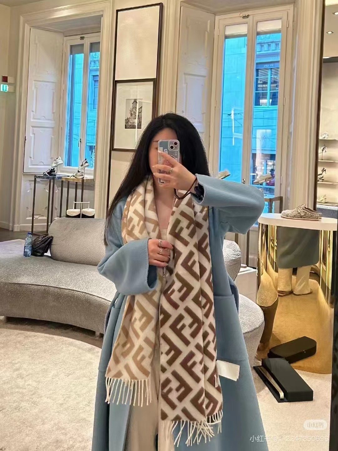 Fendi老花渐变双面羊绒围巾，柔软细腻的双面风格，FF经典提花渐变；柔软的羊绒材质。来自Stefano