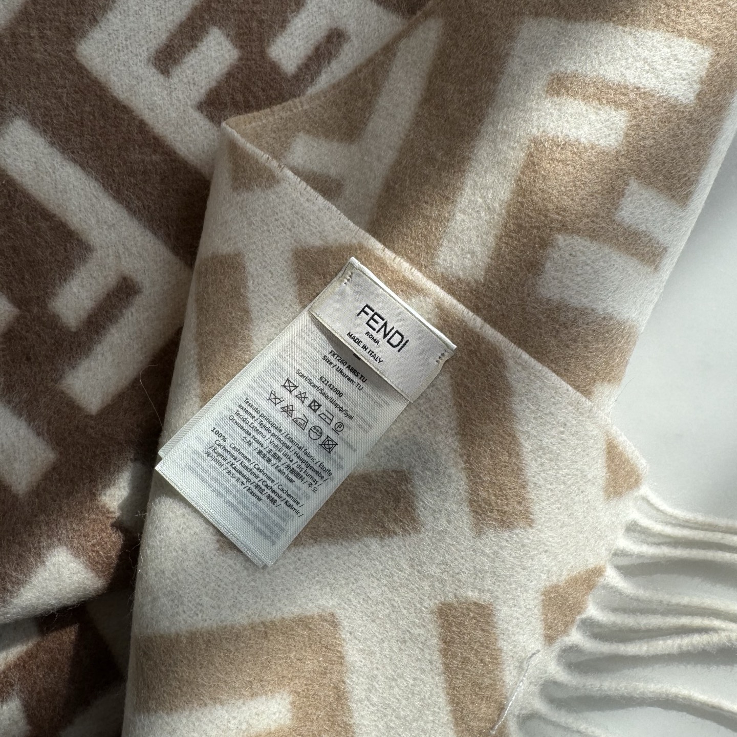 Fendi老花渐变双面羊绒围巾，柔软细腻的双面风格，FF经典提花渐变；柔软的羊绒材质。来自Stefano