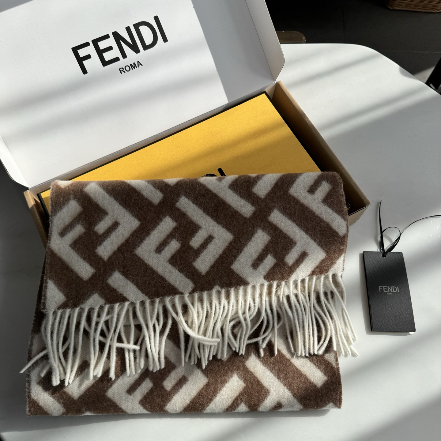 Fendi老花渐变双面羊绒围巾，柔软细腻的双面风格，FF经典提花渐变；柔软的羊绒材质。来自Stefano