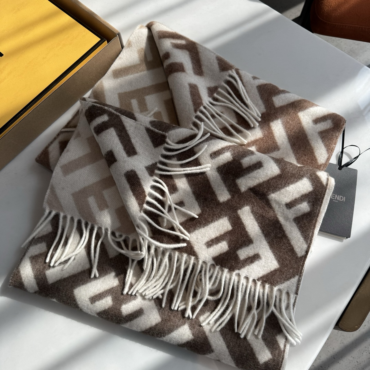 Fendi老花渐变双面羊绒围巾，柔软细腻的双面风格，FF经典提花渐变；柔软的羊绒材质。来自Stefano