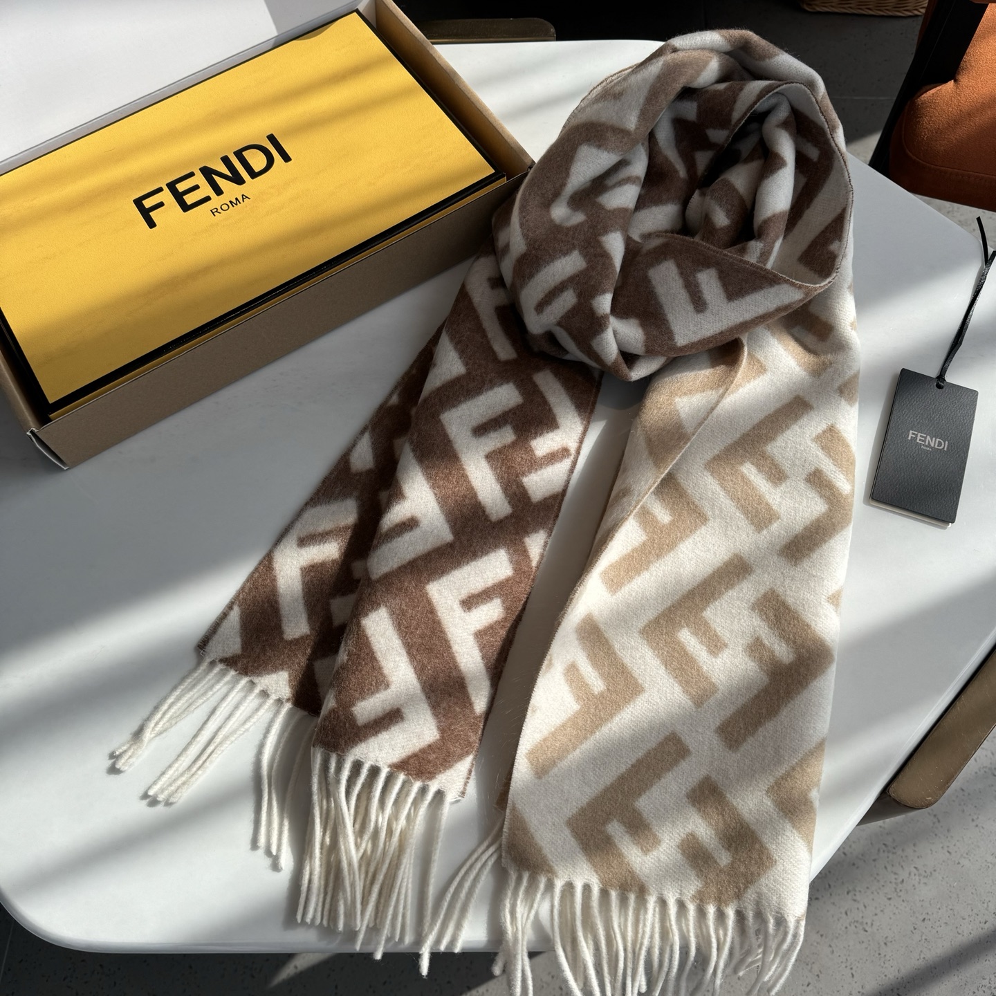 Fendi老花渐变双面羊绒围巾，柔软细腻的双面风格，FF经典提花渐变；柔软的羊绒材质。来自Stefano