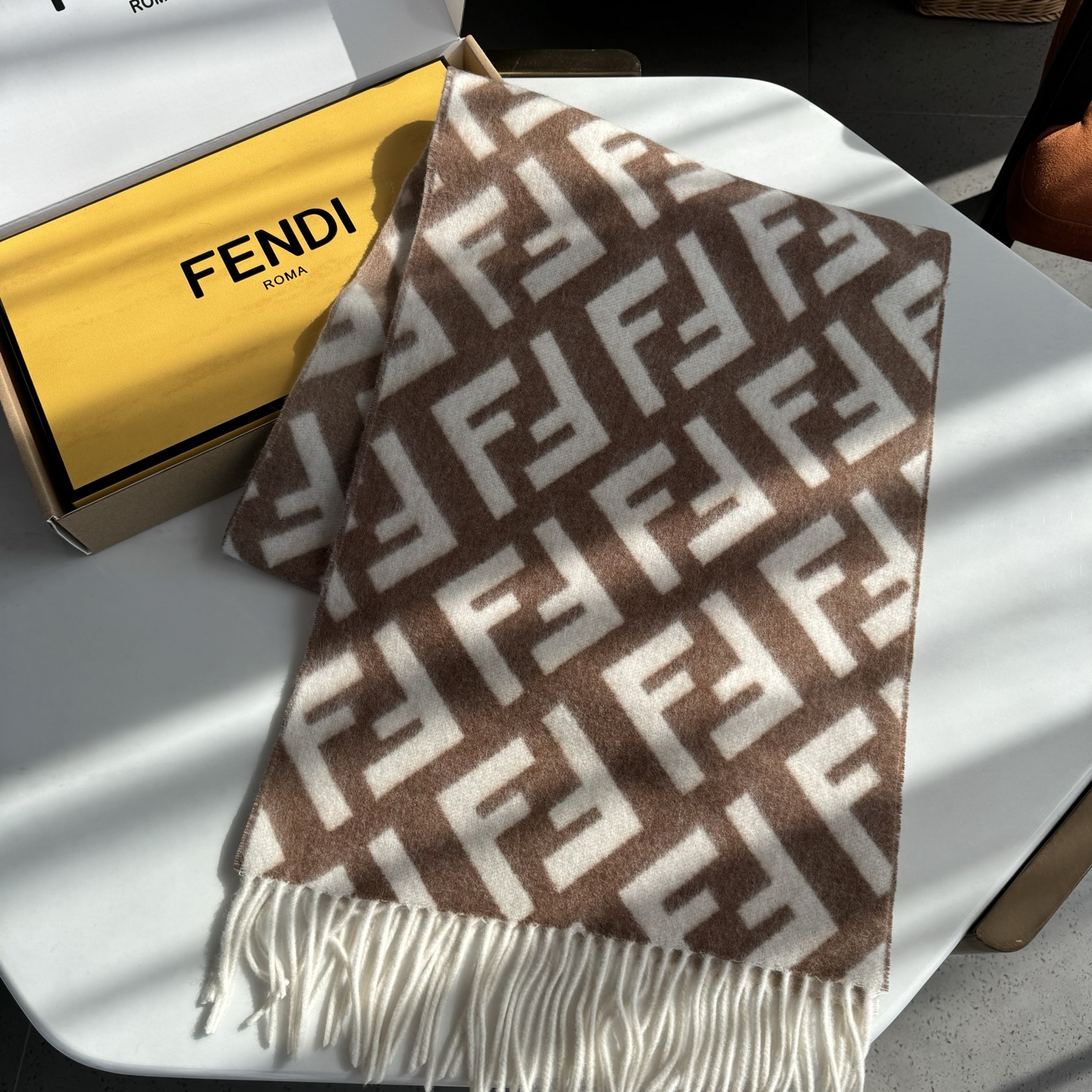 Fendi老花渐变双面羊绒围巾，柔软细腻的双面风格，FF经典提花渐变；柔软的羊绒材质。来自Stefano