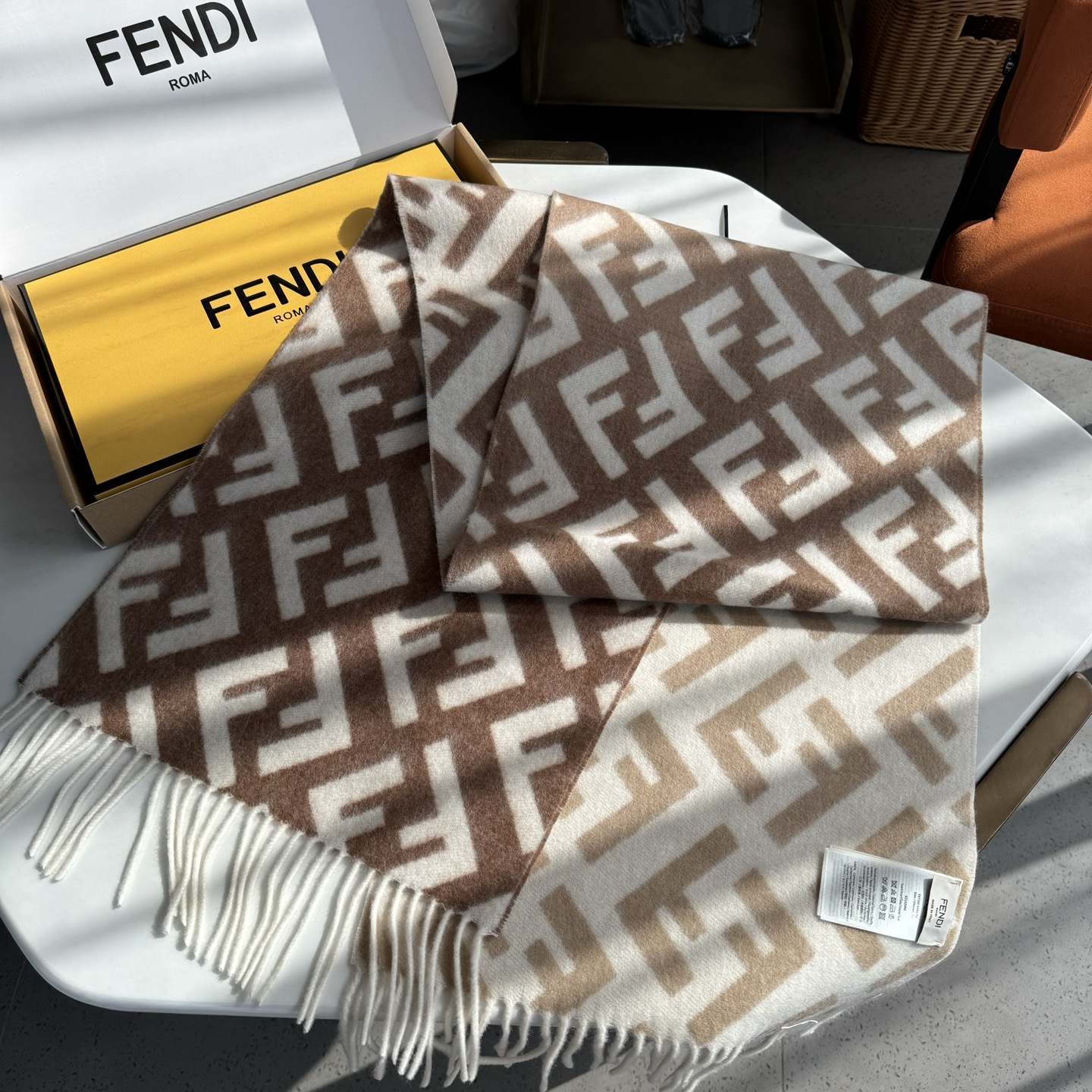 Fendi老花渐变双面羊绒围巾，柔软细腻的双面风格，FF经典提花渐变；柔软的羊绒材质。来自Stefano