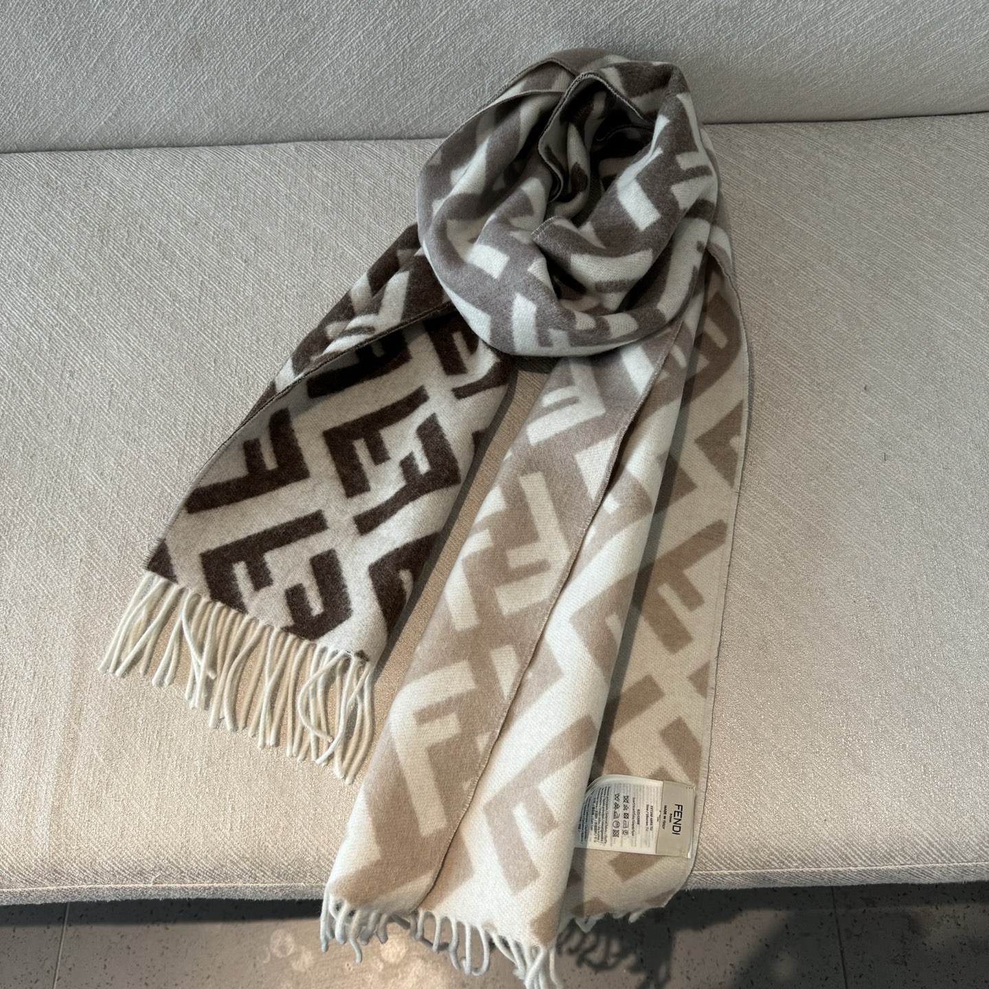 Fendi老花渐变双面羊绒围巾，柔软细腻的双面风格，FF经典提花渐变；柔软的羊绒材质。来自Stefano