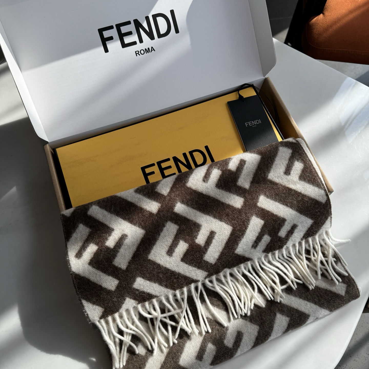 Fendi老花渐变双面羊绒围巾，柔软细腻的双面风格，FF经典提花渐变；柔软的羊绒材质。来自Stefano