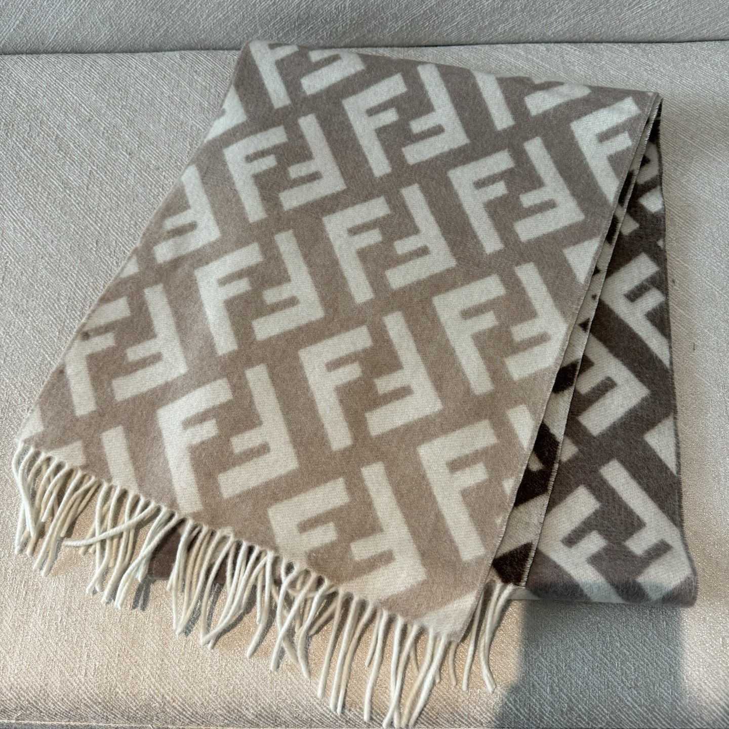 Fendi老花渐变双面羊绒围巾，柔软细腻的双面风格，FF经典提花渐变；柔软的羊绒材质。来自Stefano