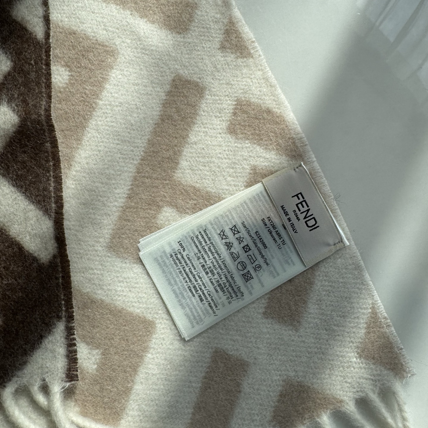 Fendi老花渐变双面羊绒围巾，柔软细腻的双面风格，FF经典提花渐变；柔软的羊绒材质。来自Stefano