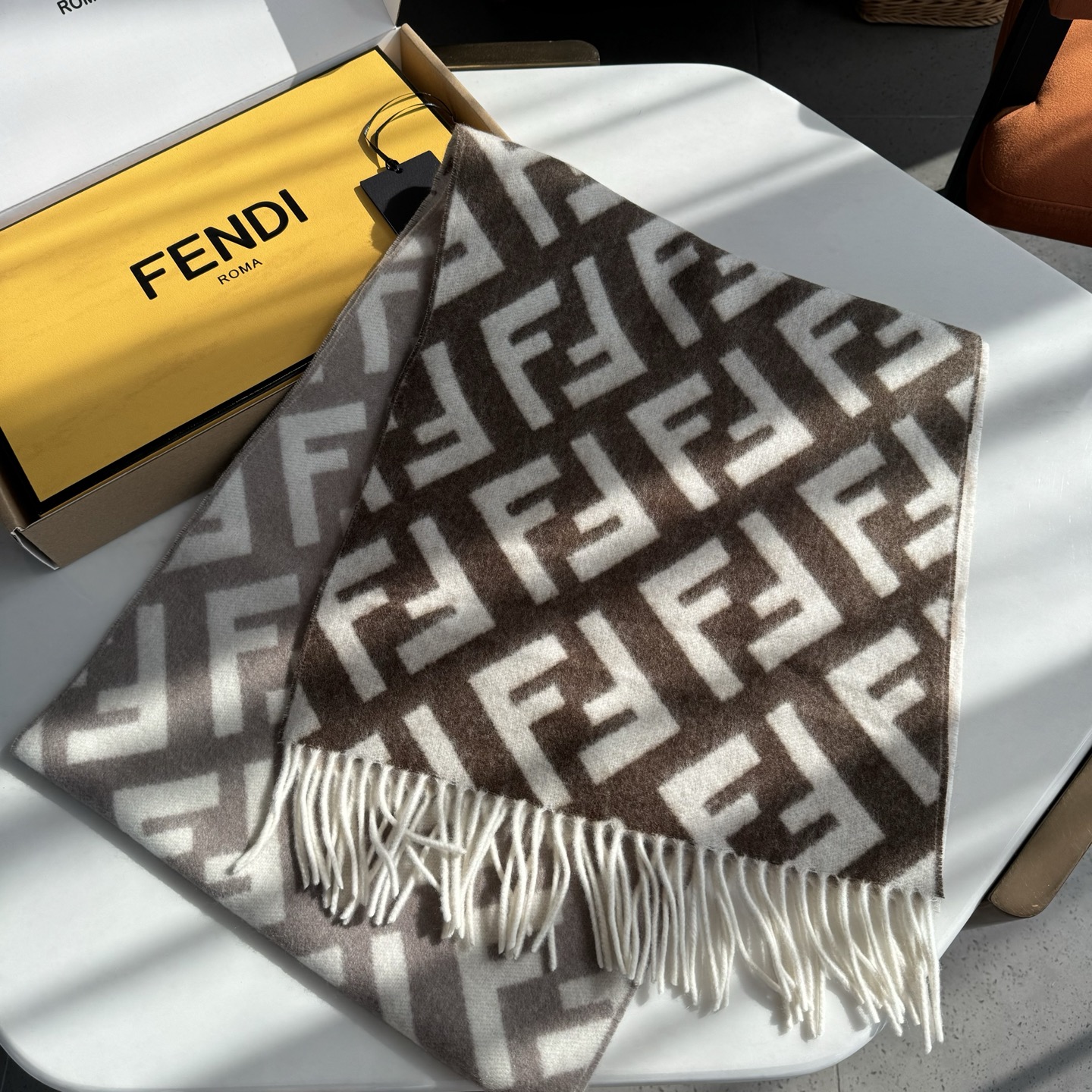 Fendi老花渐变双面羊绒围巾，柔软细腻的双面风格，FF经典提花渐变；柔软的羊绒材质。来自Stefano