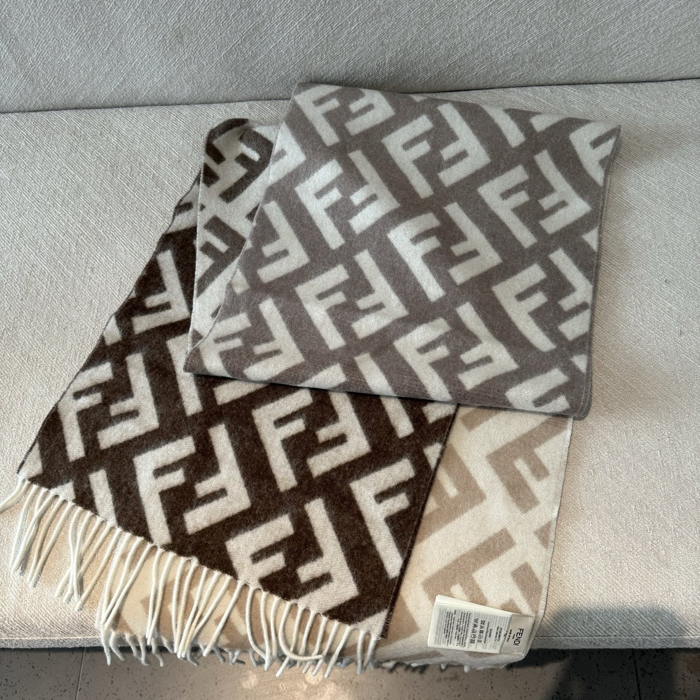 Fendi老花渐变双面羊绒围巾，柔软细腻的双面风格，FF经典提花渐变；柔软的羊绒材质。来自Stefano