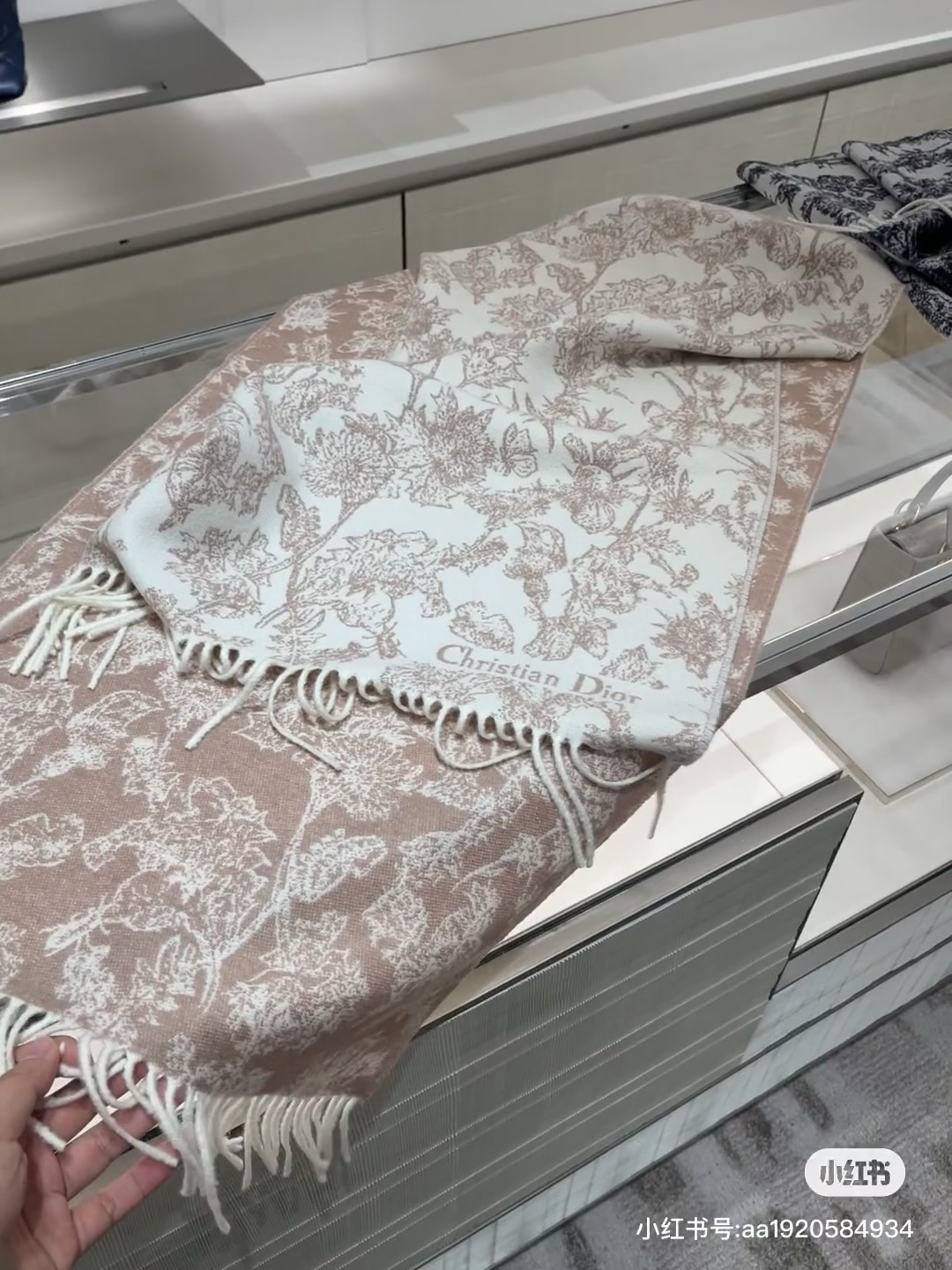 新款到 这款Sauvage 茹伊印花围巾全新演绎 Dior 经典图案。采用山羊绒和羊毛混纺面料精心制作，