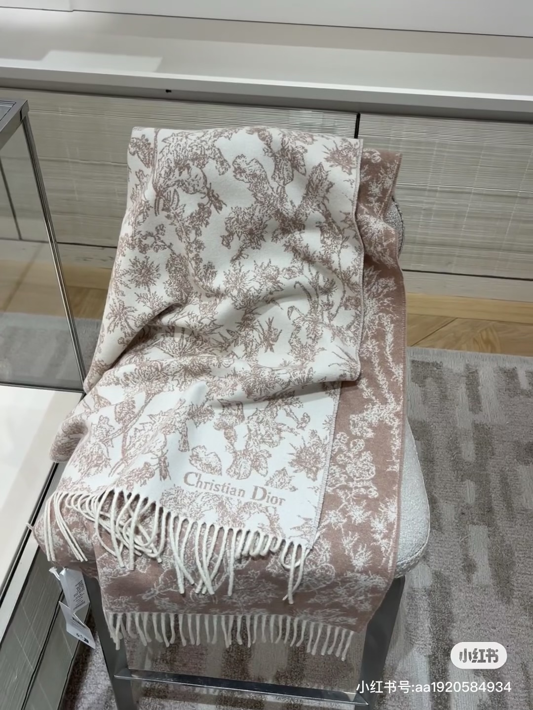 新款到 这款Sauvage 茹伊印花围巾全新演绎 Dior 经典图案。采用山羊绒和羊毛混纺面料精心制作，