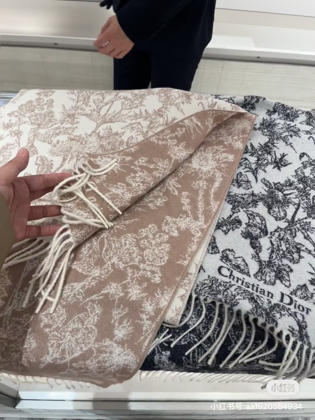 新款到 这款Sauvage 茹伊印花围巾全新演绎 Dior 经典图案。采用山羊绒和羊毛混纺面料精心制作，