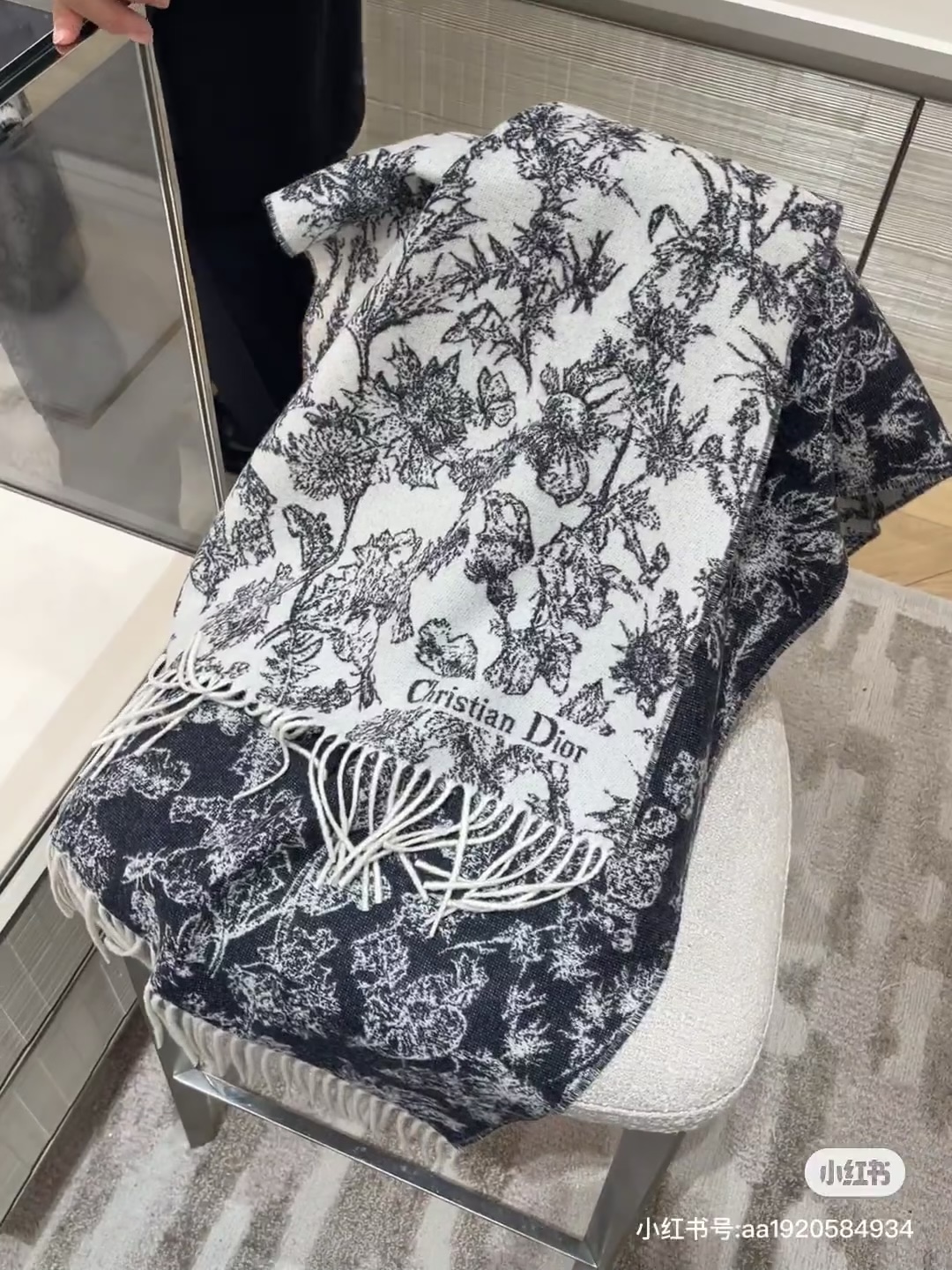 新款到 这款Sauvage 茹伊印花围巾全新演绎 Dior 经典图案。采用山羊绒和羊毛混纺面料精心制作，