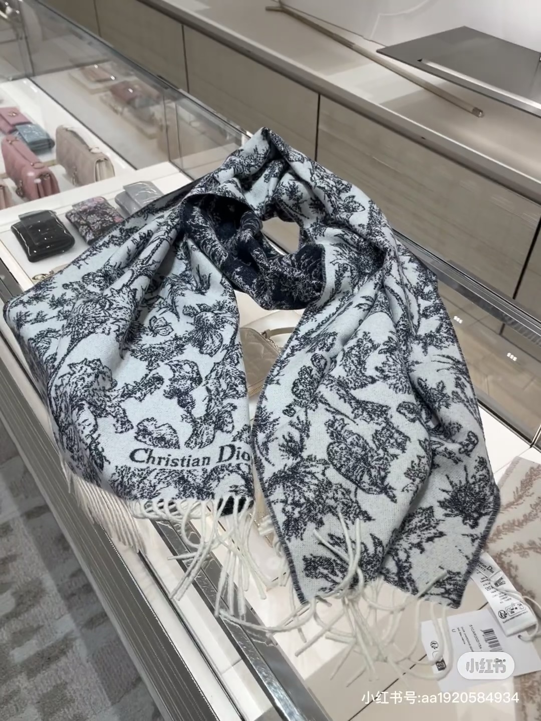 新款到 这款Sauvage 茹伊印花围巾全新演绎 Dior 经典图案。采用山羊绒和羊毛混纺面料精心制作，