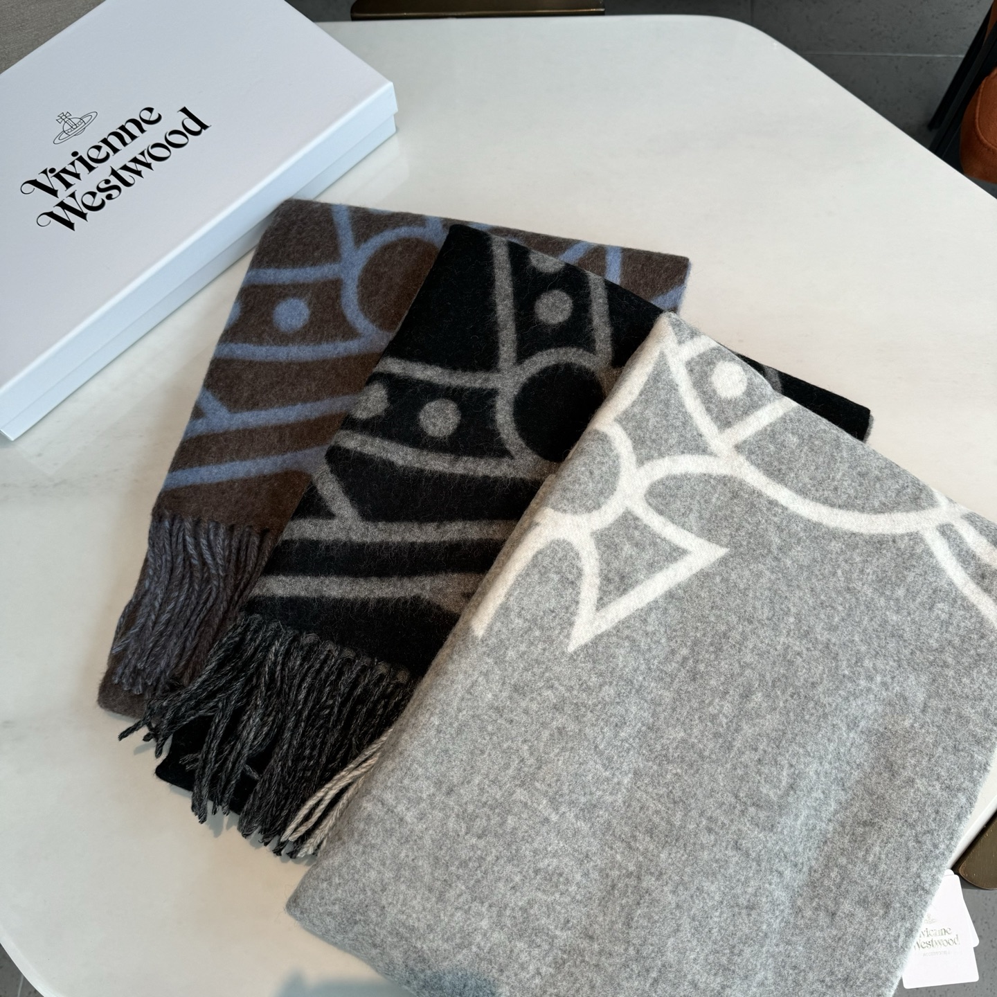 💟高品质到货！ 西太后超美新款双面围巾！超级推荐入手！质感好货！据说超难买哦！！做工非常精致，很有分量，