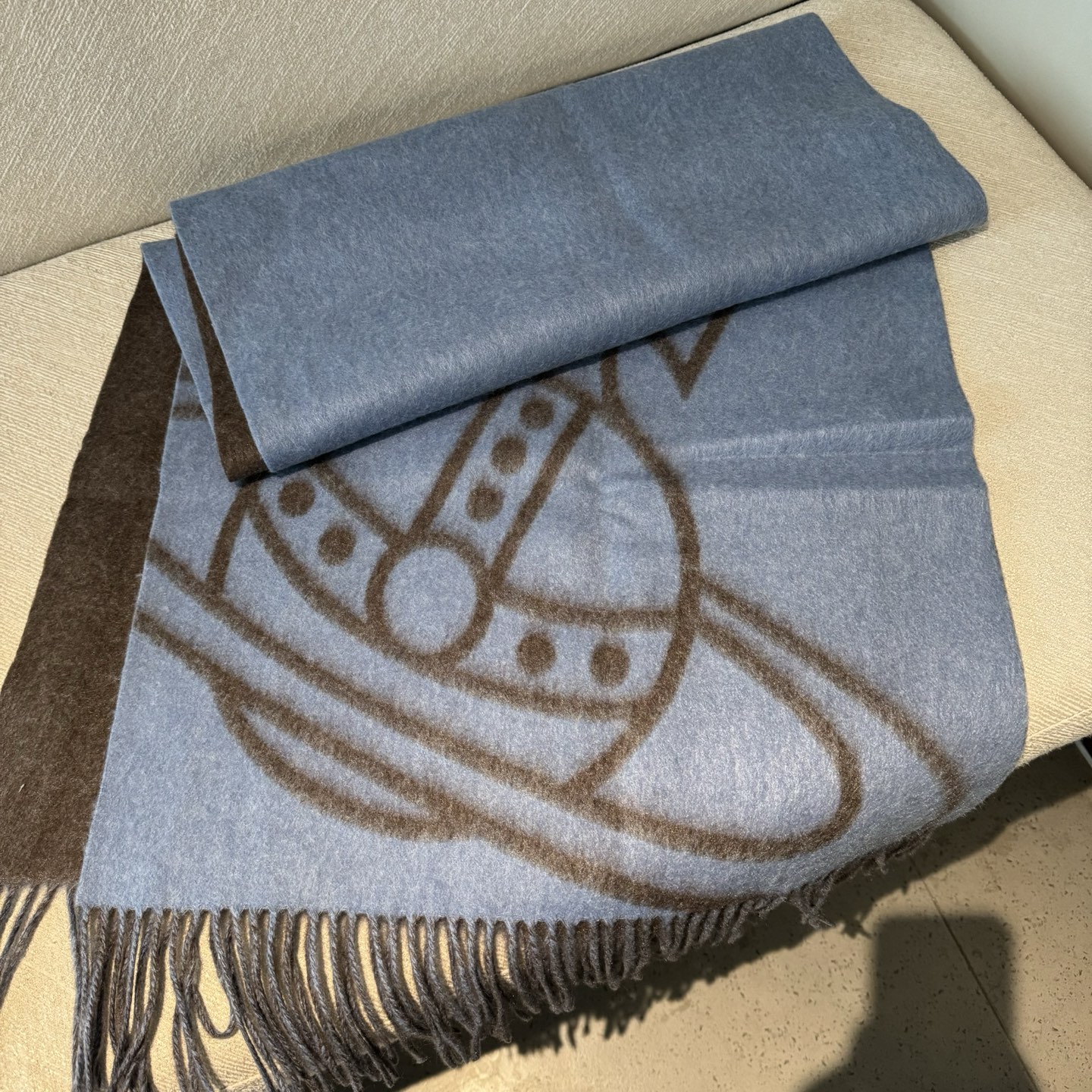 💟高品质到货！ 西太后超美新款双面围巾！超级推荐入手！质感好货！据说超难买哦！！做工非常精致，很有分量，