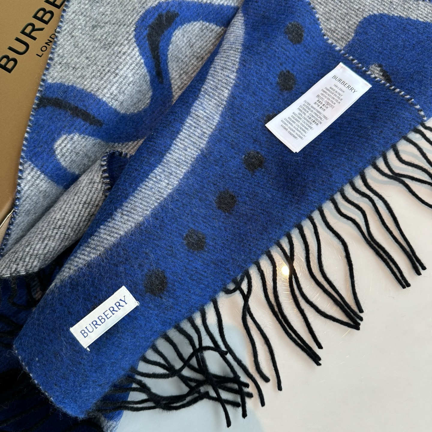 流苏黑白;低调的奢侈感❗️极品柔美精英高手级别的时髦感围巾❗️这款Burberry羊绒围巾,越看越爱,越