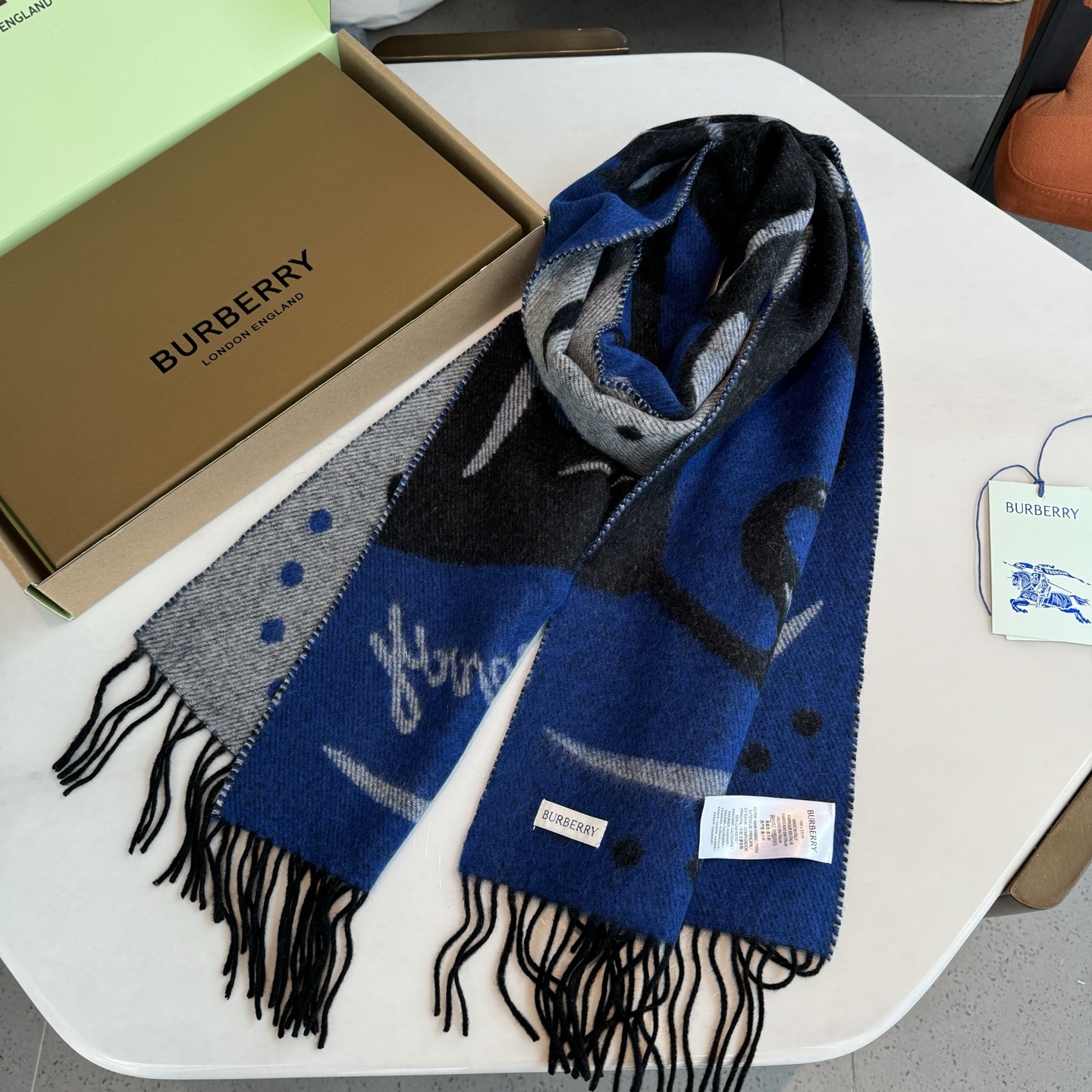 流苏黑白;低调的奢侈感❗️极品柔美精英高手级别的时髦感围巾❗️这款Burberry羊绒围巾,越看越爱,越