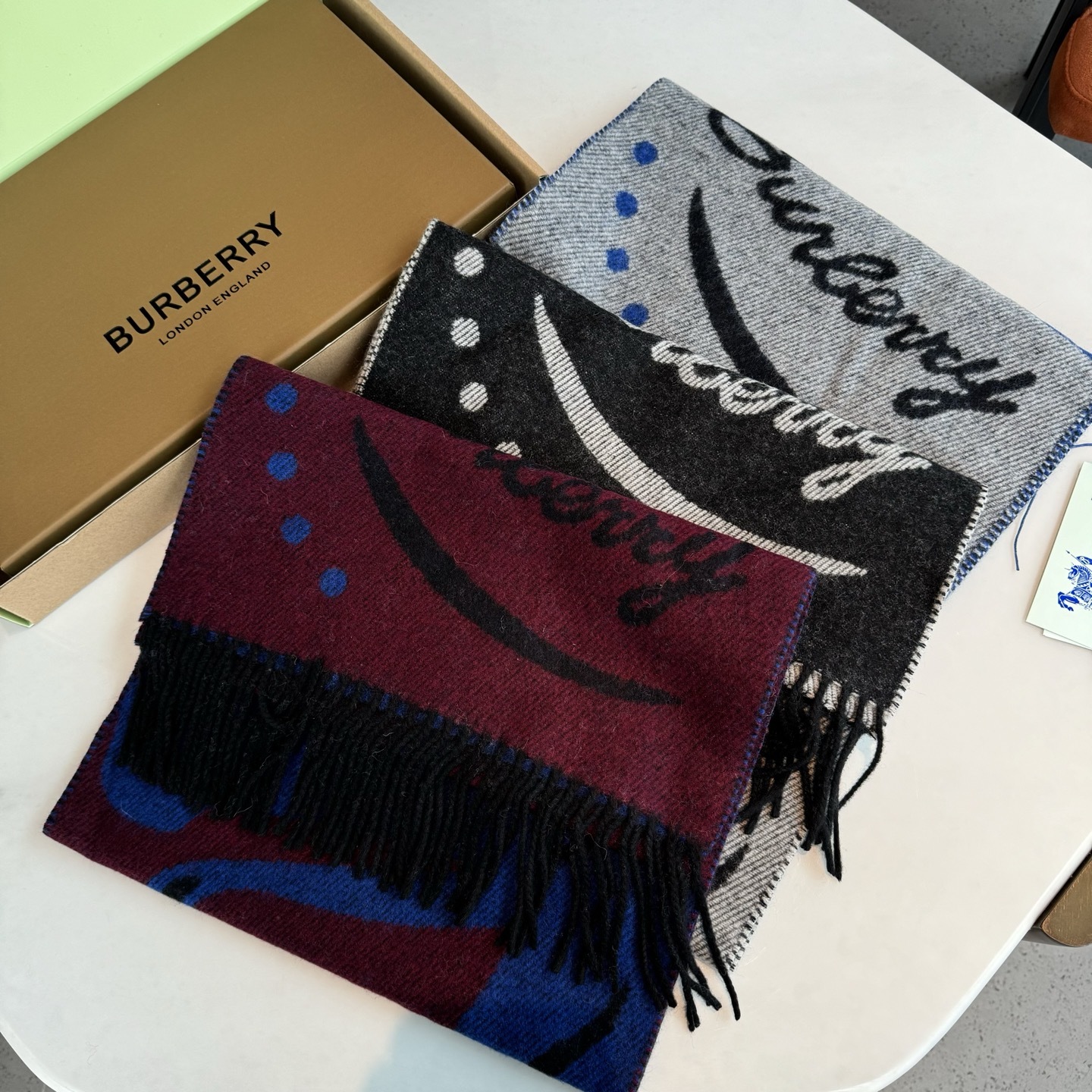 流苏黑白;低调的奢侈感❗️极品柔美精英高手级别的时髦感围巾❗️这款Burberry羊绒围巾,越看越爱,越