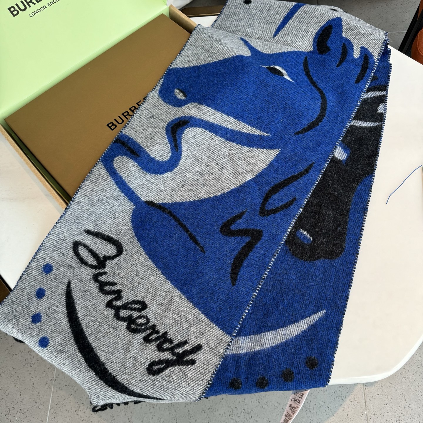 流苏黑白;低调的奢侈感❗️极品柔美精英高手级别的时髦感围巾❗️这款Burberry羊绒围巾,越看越爱,越