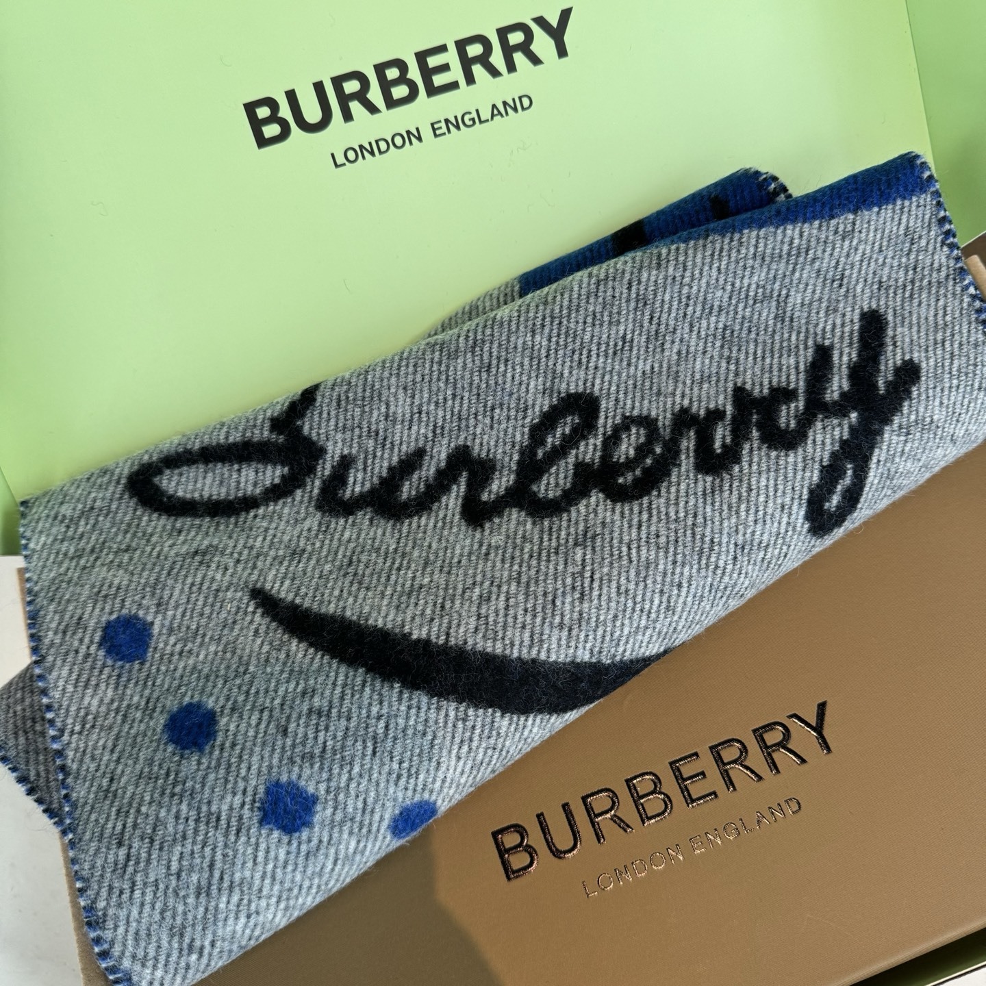 流苏黑白;低调的奢侈感❗️极品柔美精英高手级别的时髦感围巾❗️这款Burberry羊绒围巾,越看越爱,越