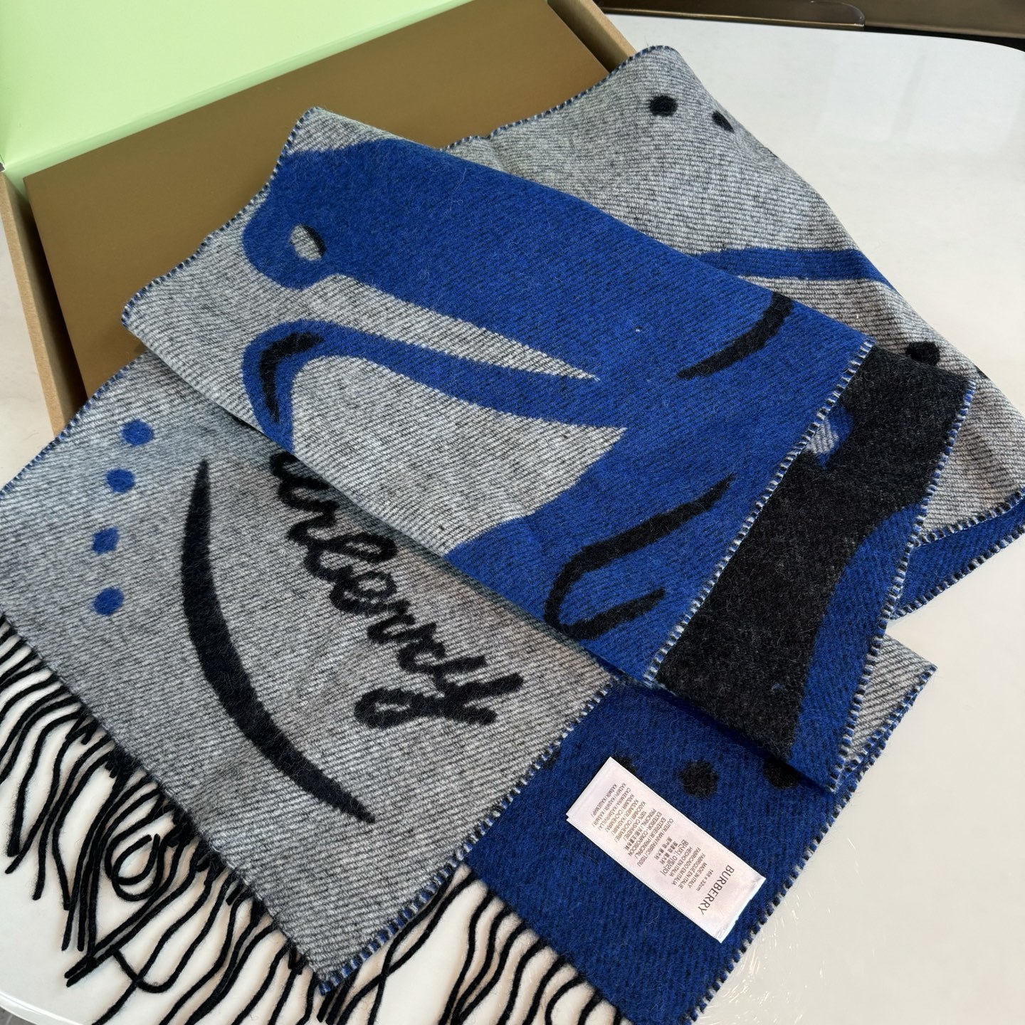 流苏黑白;低调的奢侈感❗️极品柔美精英高手级别的时髦感围巾❗️这款Burberry羊绒围巾,越看越爱,越