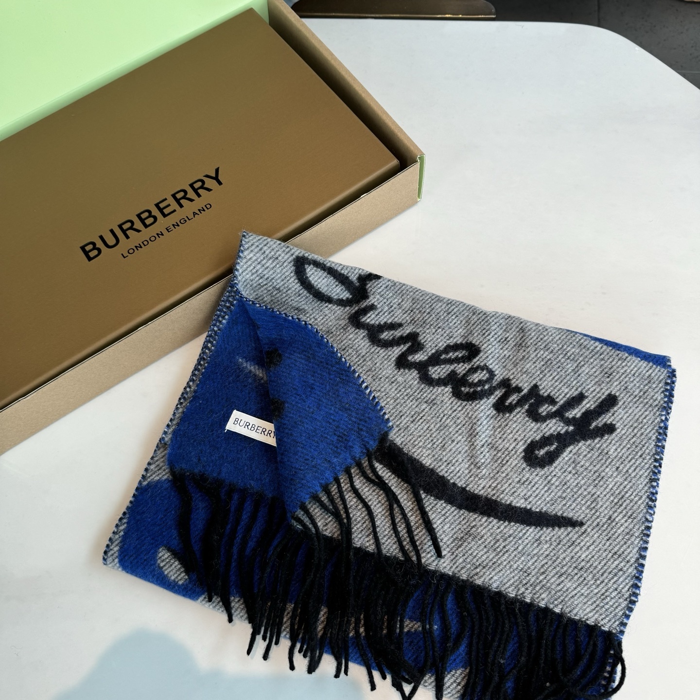 流苏黑白;低调的奢侈感❗️极品柔美精英高手级别的时髦感围巾❗️这款Burberry羊绒围巾,越看越爱,越