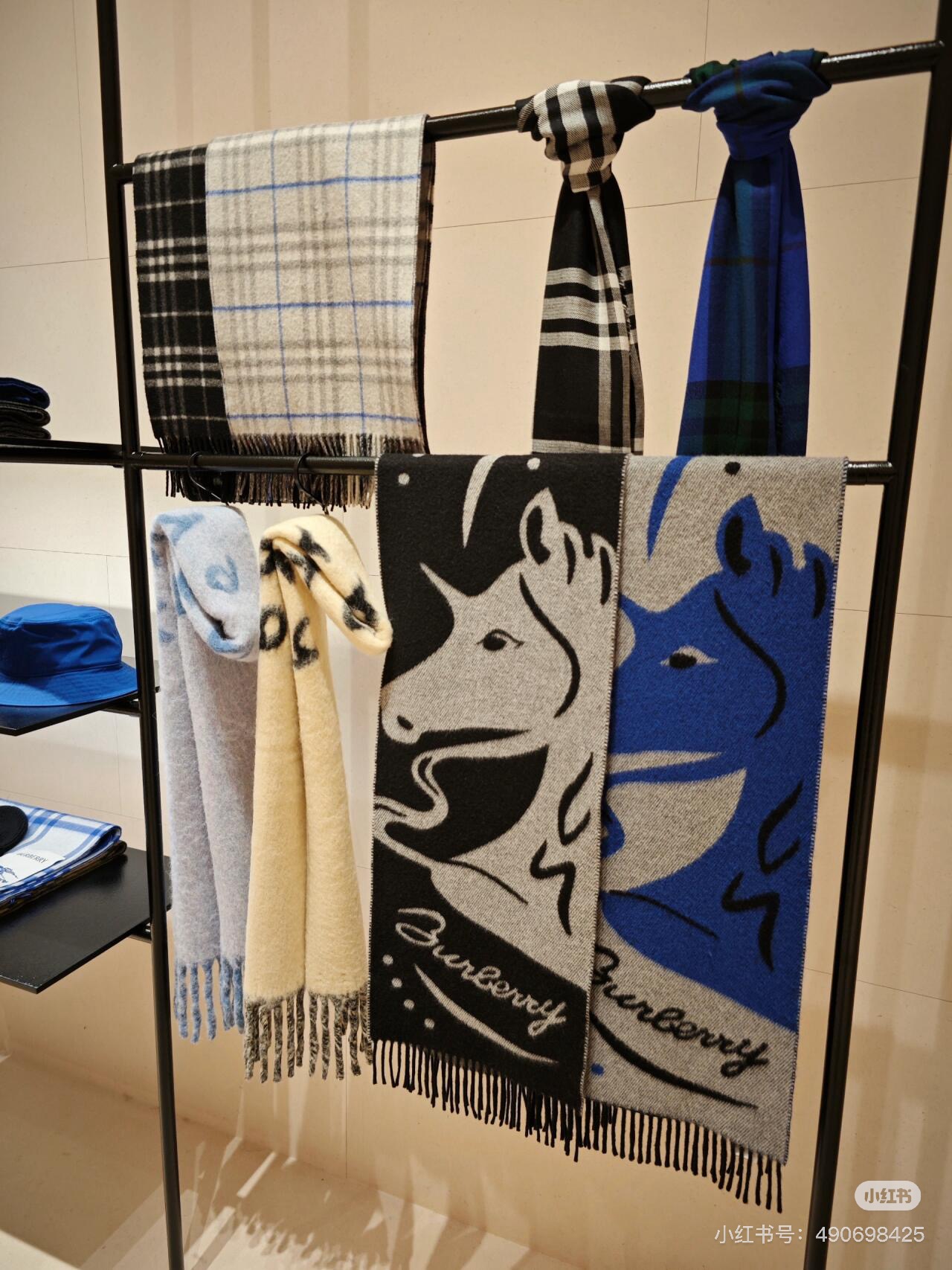 流苏黑白；低调的奢侈感❗️极品柔美精英高手级别的时髦感围巾❗️这款Burberry羊绒围巾，越看越爱，越