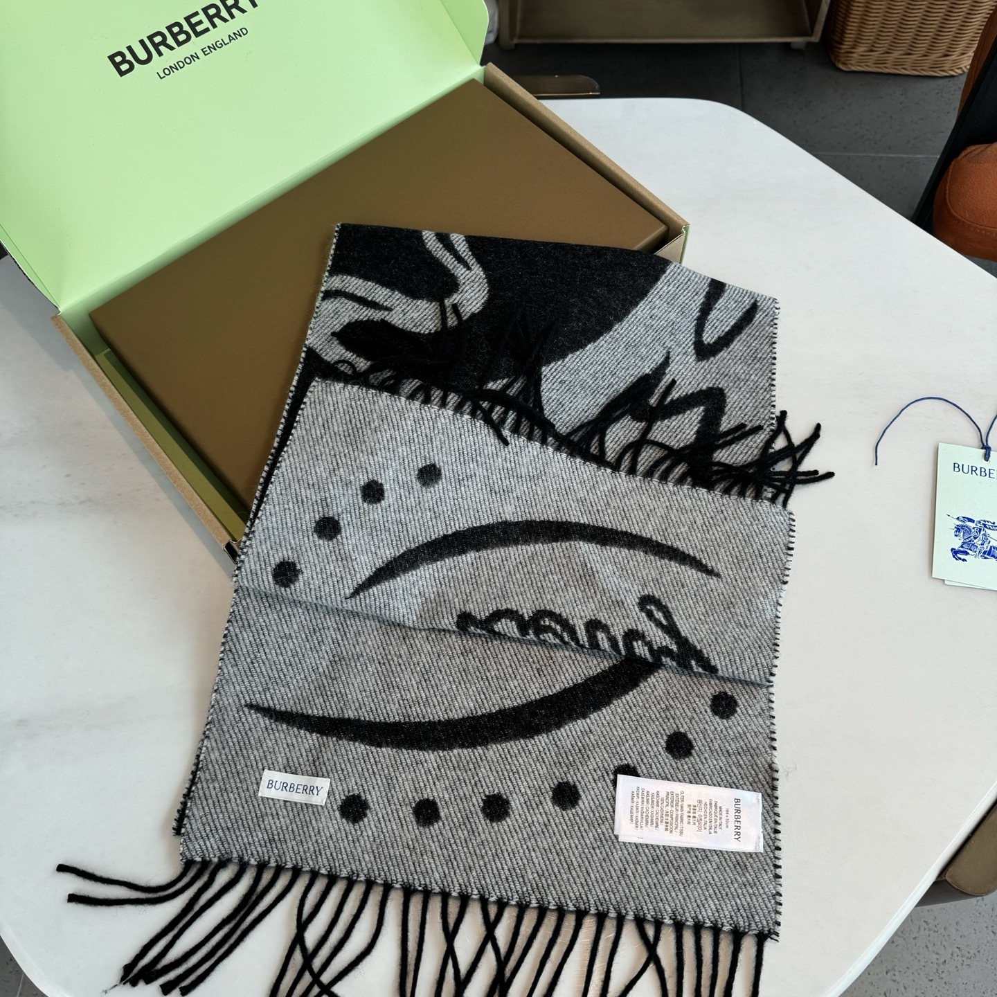 流苏黑白;低调的奢侈感❗️极品柔美精英高手级别的时髦感围巾❗️这款Burberry羊绒围巾,越看越爱,越