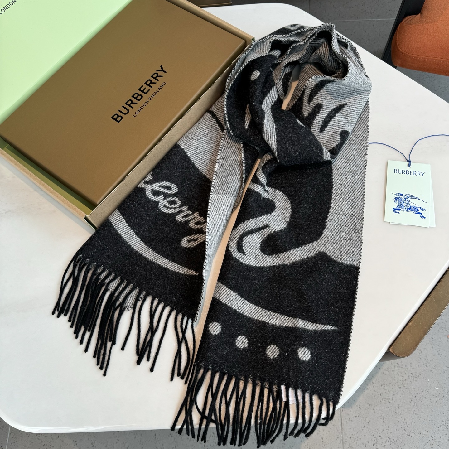流苏黑白;低调的奢侈感❗️极品柔美精英高手级别的时髦感围巾❗️这款Burberry羊绒围巾,越看越爱,越