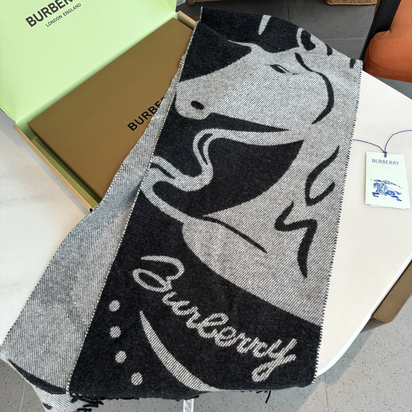 流苏黑白;低调的奢侈感❗️极品柔美精英高手级别的时髦感围巾❗️这款Burberry羊绒围巾,越看越爱,越