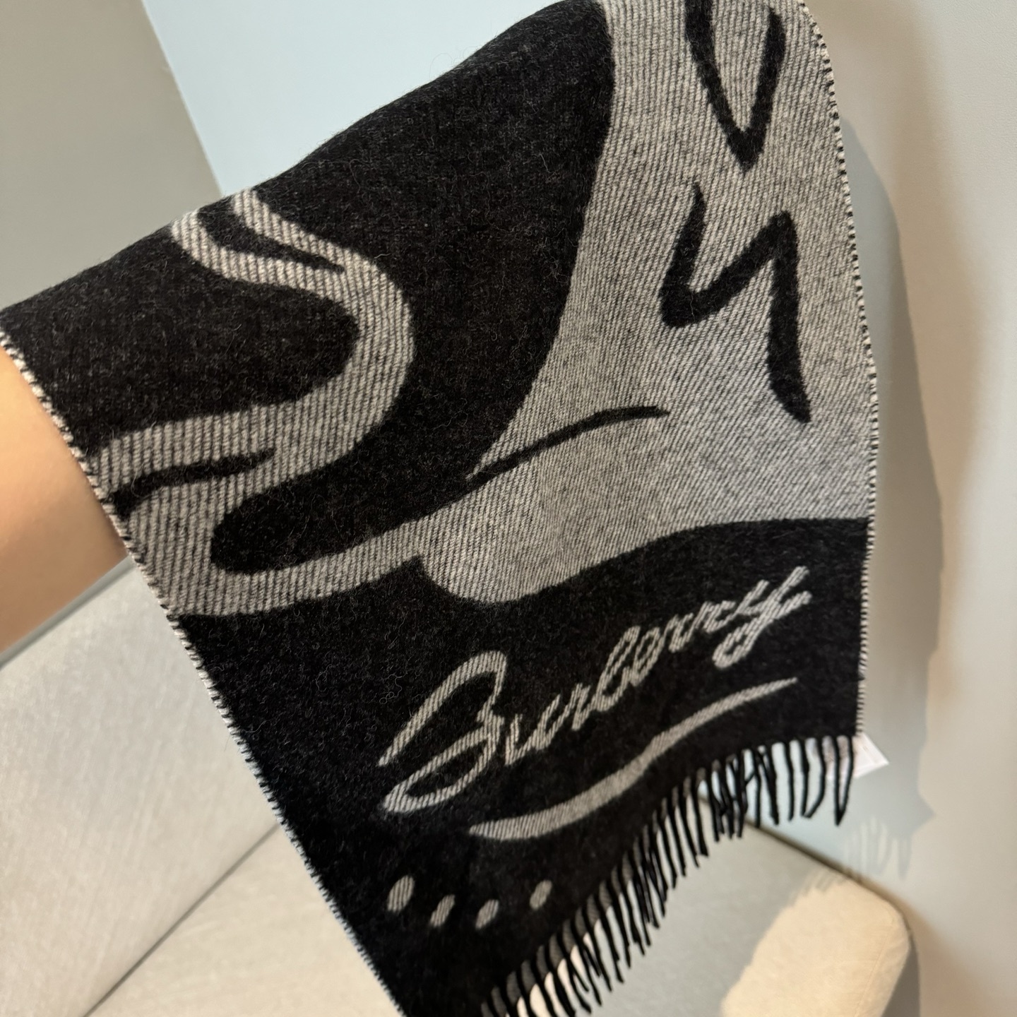 流苏黑白;低调的奢侈感❗️极品柔美精英高手级别的时髦感围巾❗️这款Burberry羊绒围巾,越看越爱,越