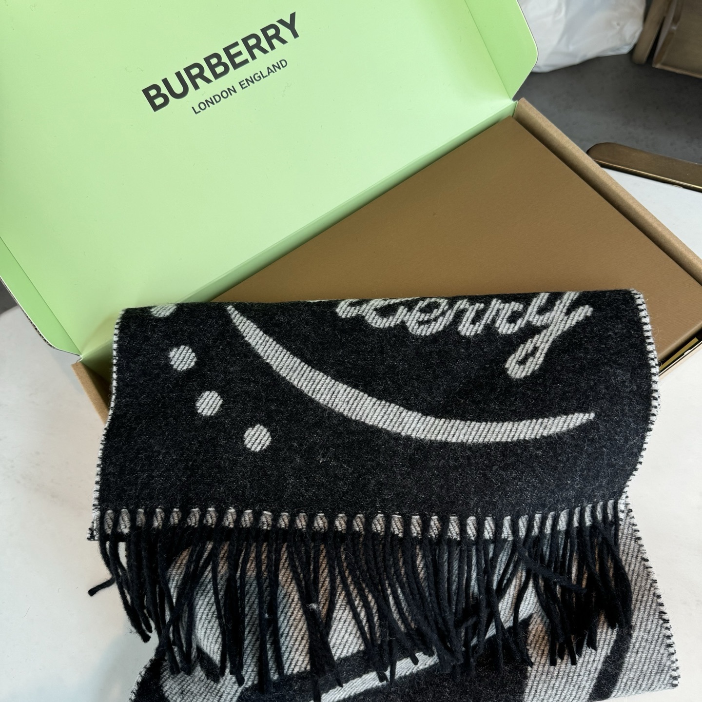流苏黑白;低调的奢侈感❗️极品柔美精英高手级别的时髦感围巾❗️这款Burberry羊绒围巾,越看越爱,越